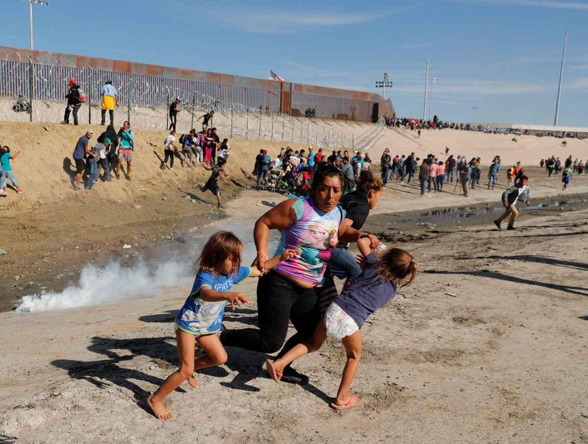 Nhiều phụ nữ và trẻ em từ đoàn di cư khốn đốn trong cảnh bạo loạn. Ảnh: twitter
