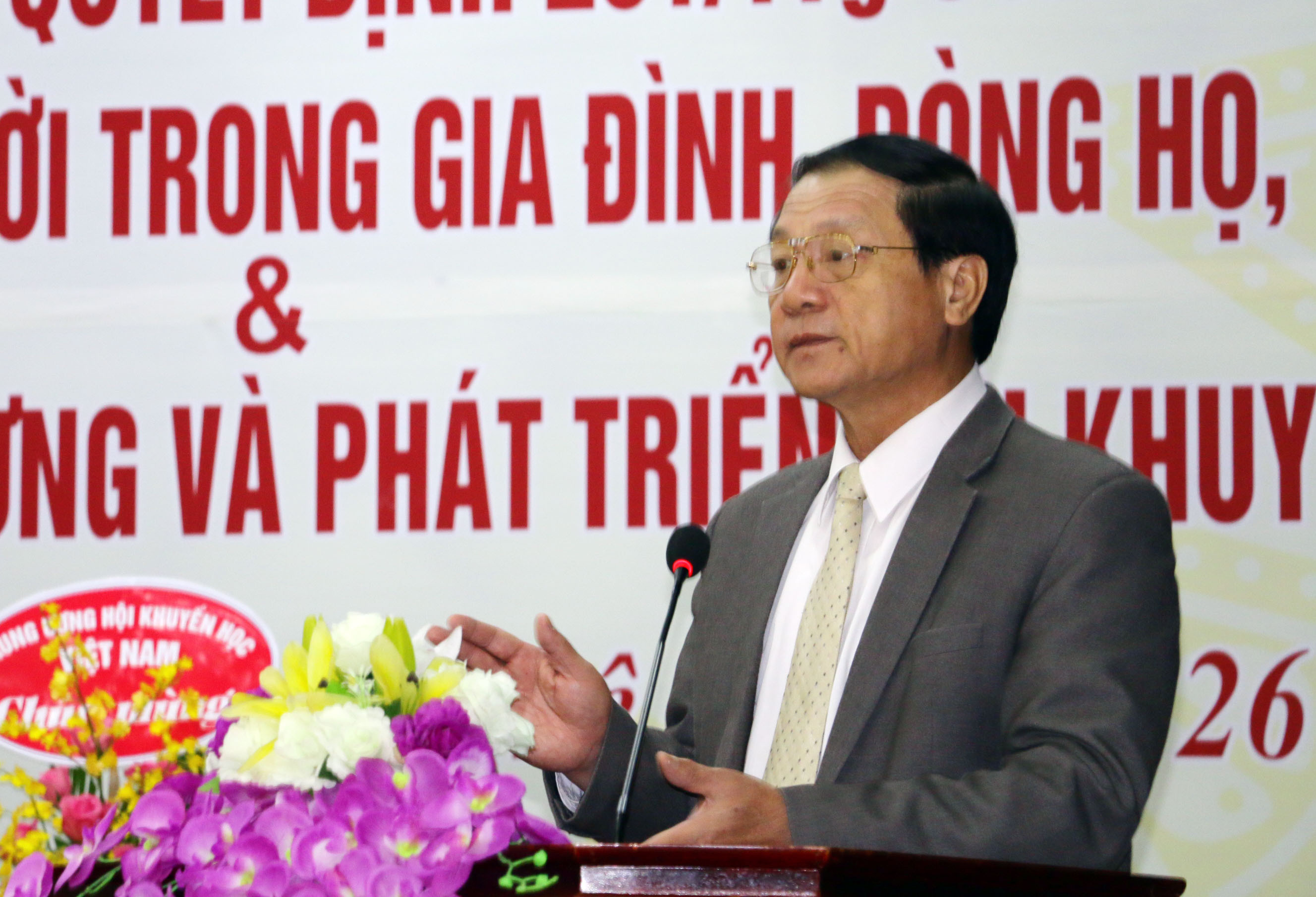 Đồng chí Phó Chủ tịch UBND tỉnh Lê Minh Thông phát biểu tại cuộc họp. Ảnh: Mỹ Hà.