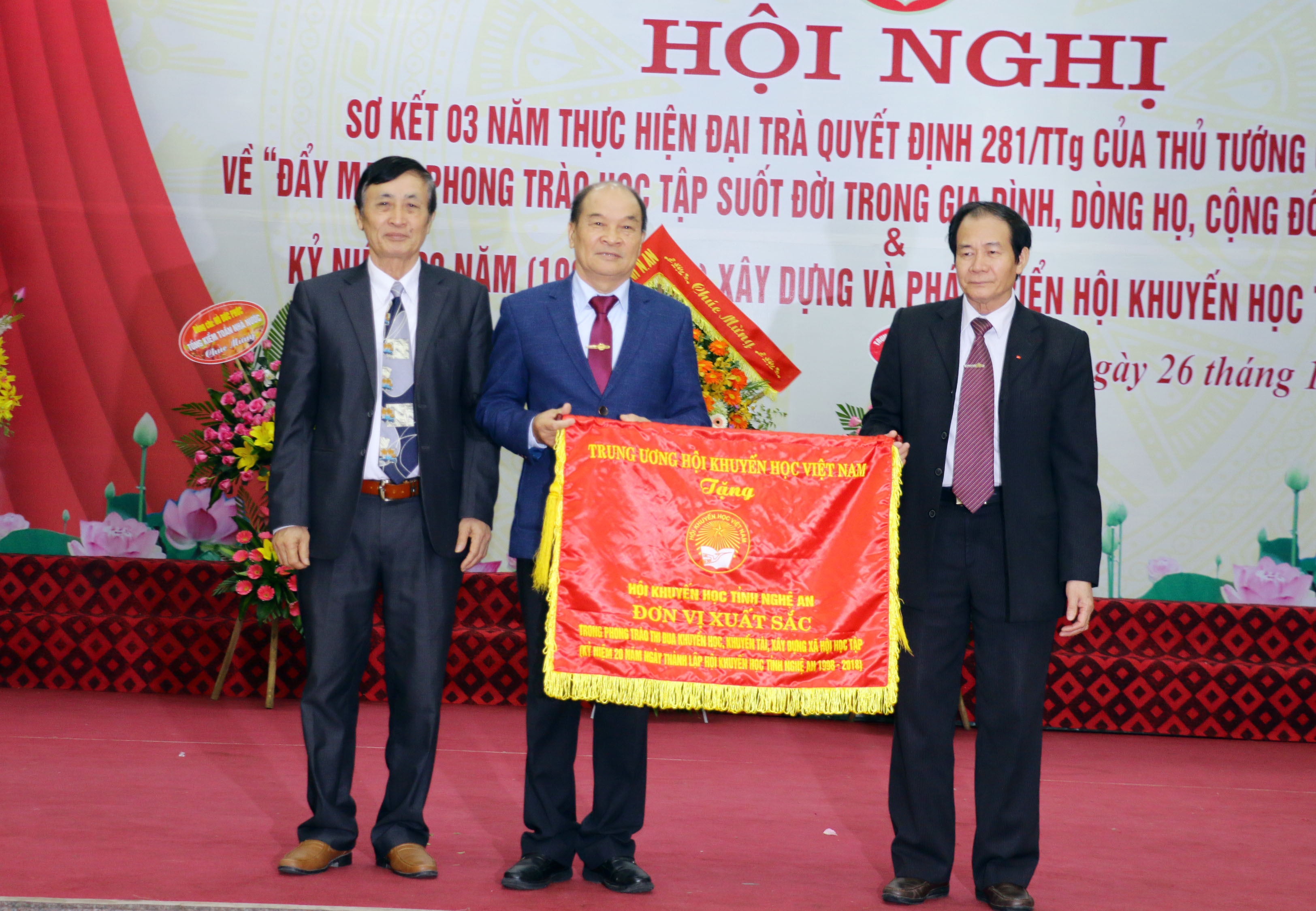 Đồng chí Phạm Hoàng Be tặng cờ thi đua cho Hội khuyến học tỉnh. Ảnh: Mỹ Hà
