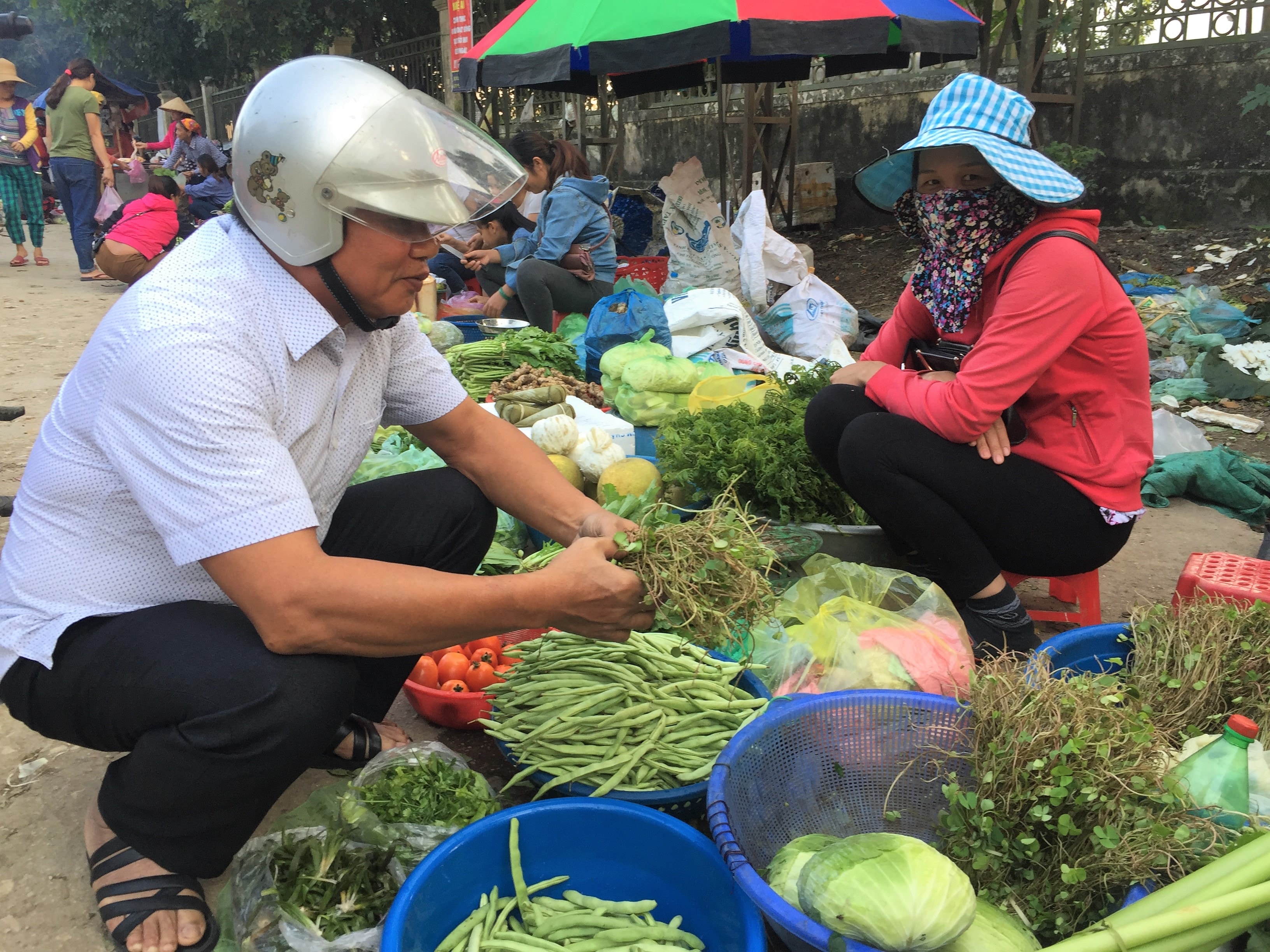 Theo người dân địa phương, pắc vẹn được bán theo từng bó tại nhiều chợ lớn, nhỏ trên địa bàn huyện Quế Phong với giá 5000 – 7000 đồng/bó. Ảnh: Diệp Phương