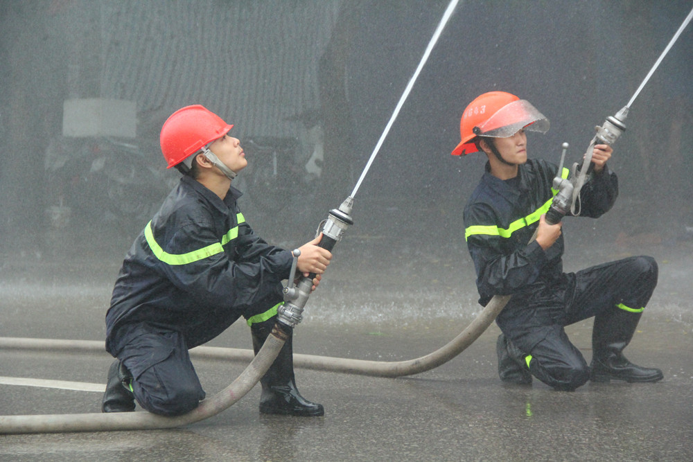 Lực lượng phòng cháy ở Nghệ An diễn tập chữa cháy.Ảnh: Tiến Hùng