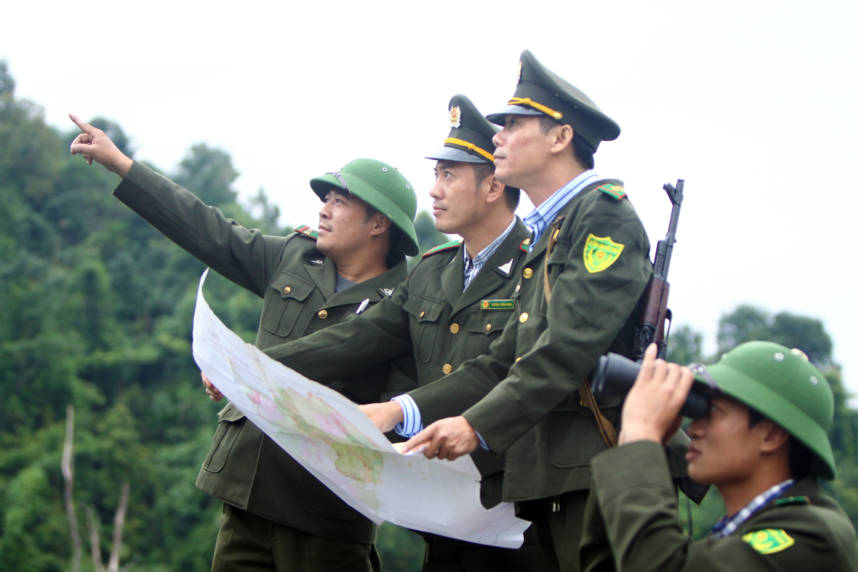 Cán bộ Hạt kiểm lâm Quế Phong tuần tra rừng. Ảnh: Hồ Phương