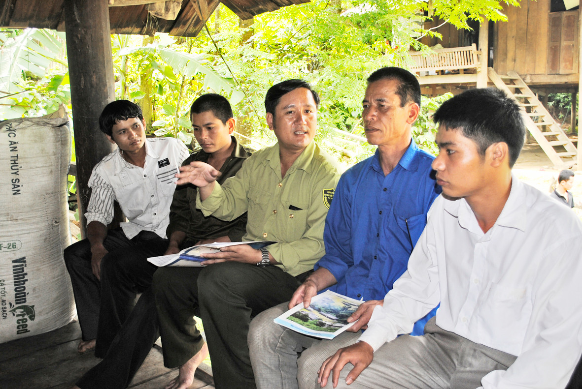 Cán bộ kiểm lâm tuyên tuyền về công tác bảo vệ rừng ở Tri Lễ, Quế Phong. Ảnh: Hồ Phương