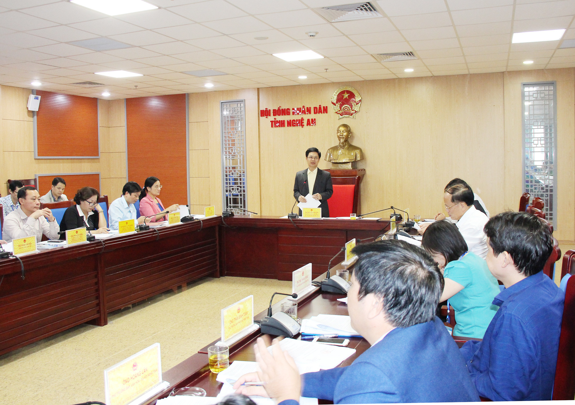 Đồng chí Nguyễn Xuân Sơn - Phó Bí thư Thường trực Tỉnh ủy, Chủ tịch HĐND tỉnh chủ trì cuộc họp.