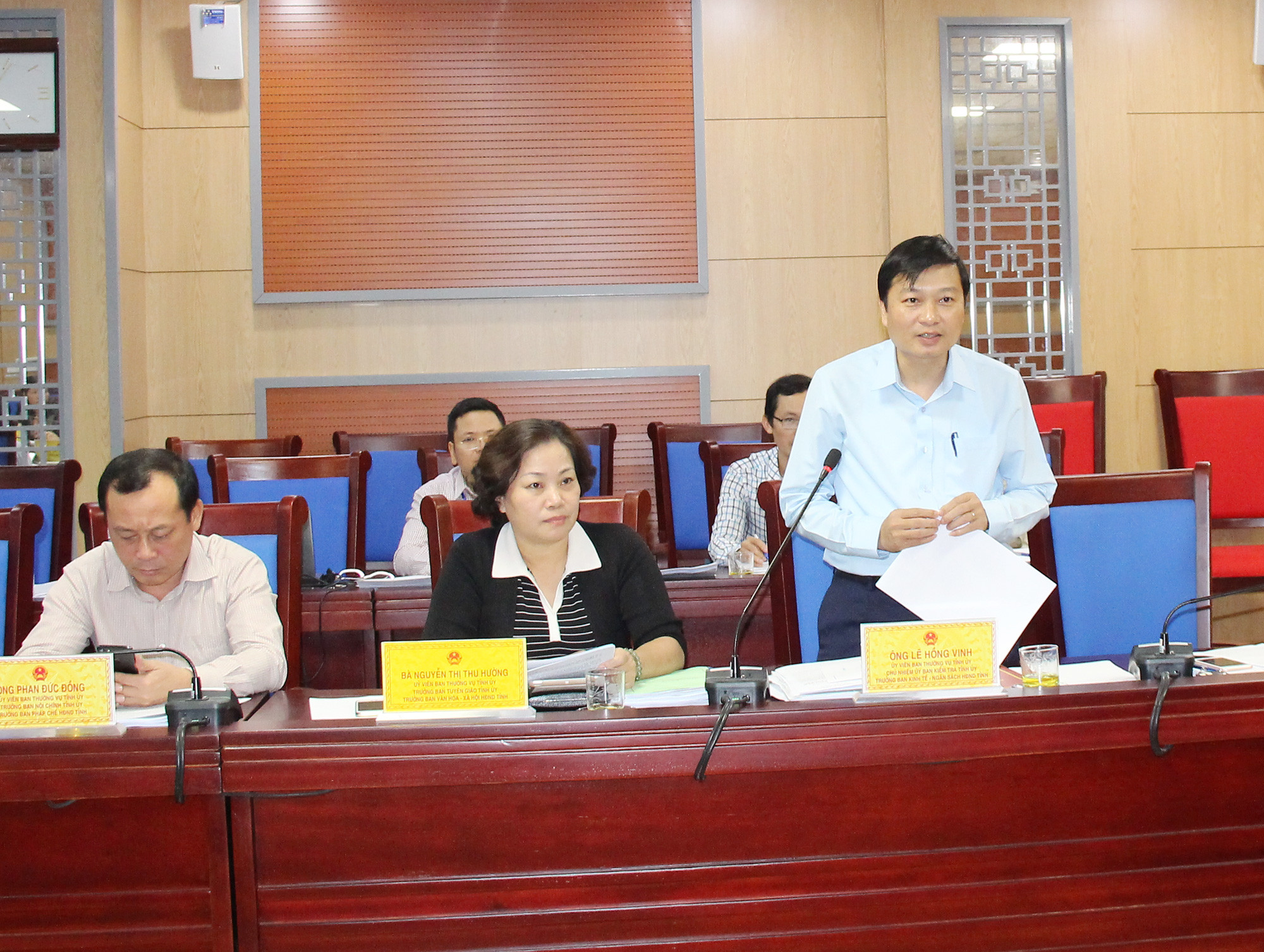 Trưởng ban Kinh tế - Ngân sách HĐND tỉnh Lê Hồng Vinh kết luận tại cuộc làm việc. Ảnh: Mai Hoa