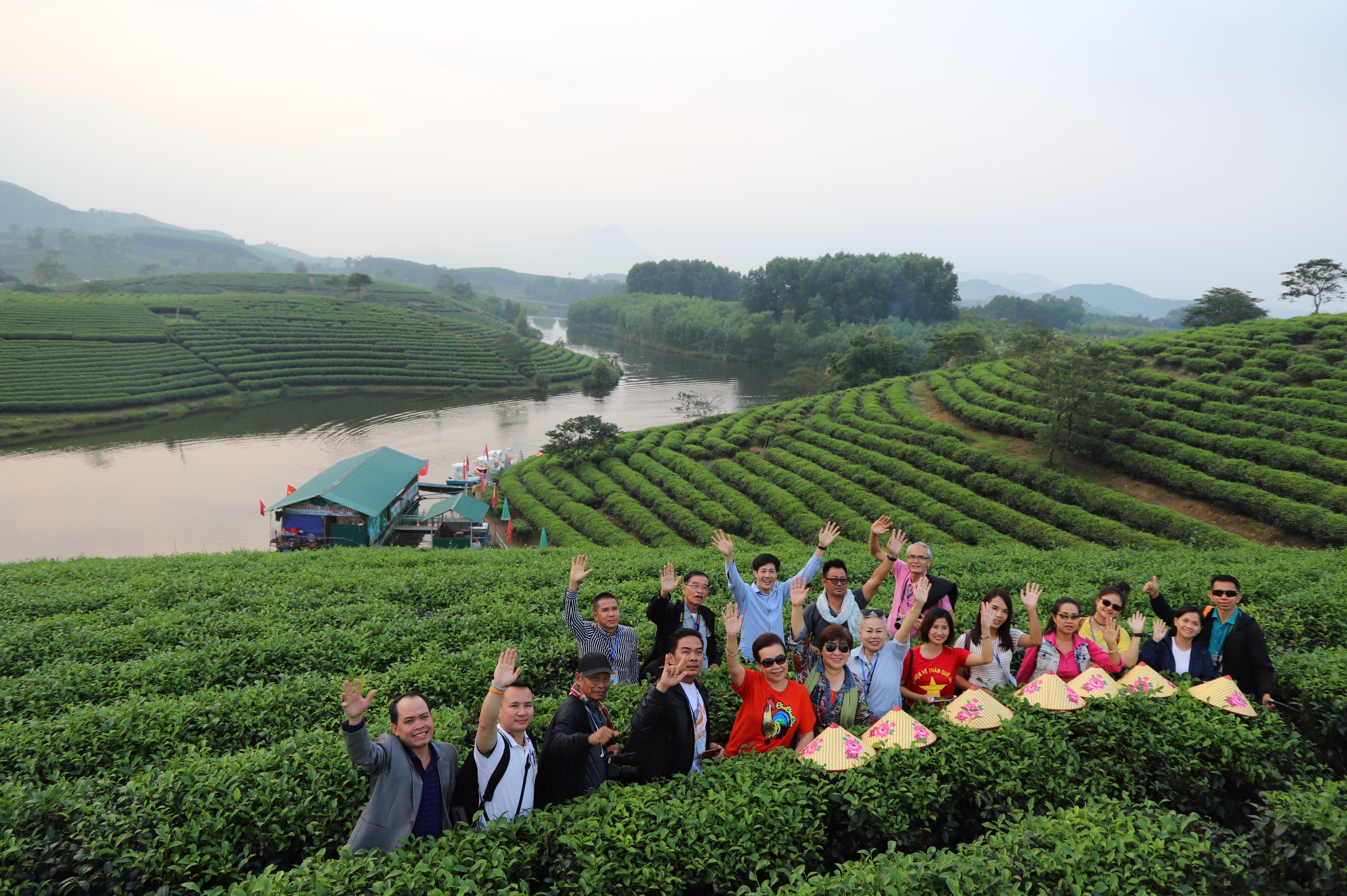 Chia tay đảo chè, đoàn famtrip Đông Bắc Thái Lan vẫn còn lưu luyến. Cảnh sắc và sự thân thiện của người dân nơi đây thực sự chinh phục những vị khách xa xôi này. Họ chia sẻ, sau chuyến đi, chắc chắn sẽ nghiên cứu, xây dựng những tour, tuyến kết nối vùng Đông Bắc Thái Lan với những điểm đến tuyệt vời ở Nghệ An, như đảo chè này. Ảnh: Phước Anh