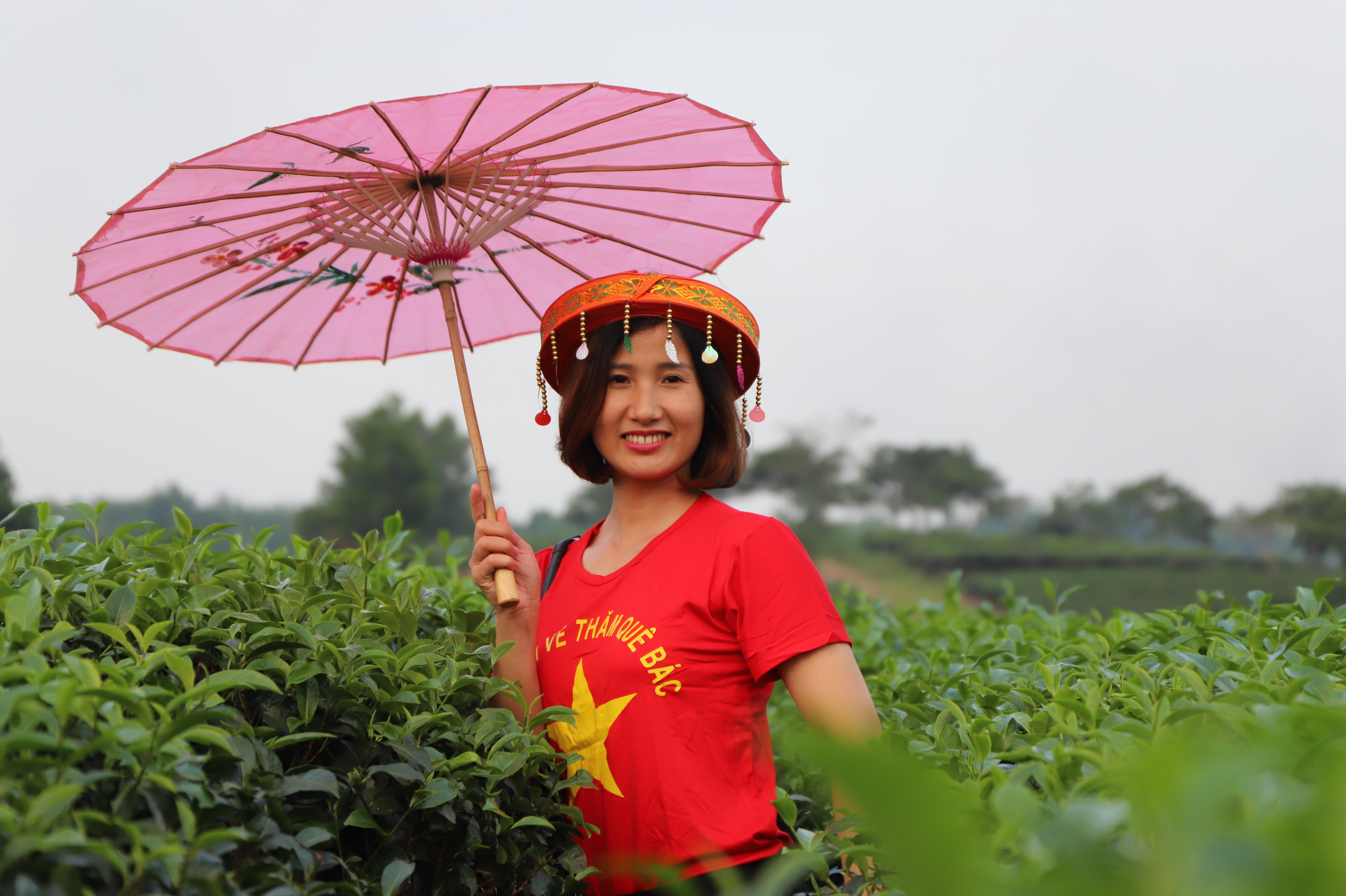 Trên đảo chè, người dân địa phương mở dịch vụ cho thuê trang phục, trang sức của đồng bào các dân tộc miền Tây Nghệ An để du khách thỏa sức 