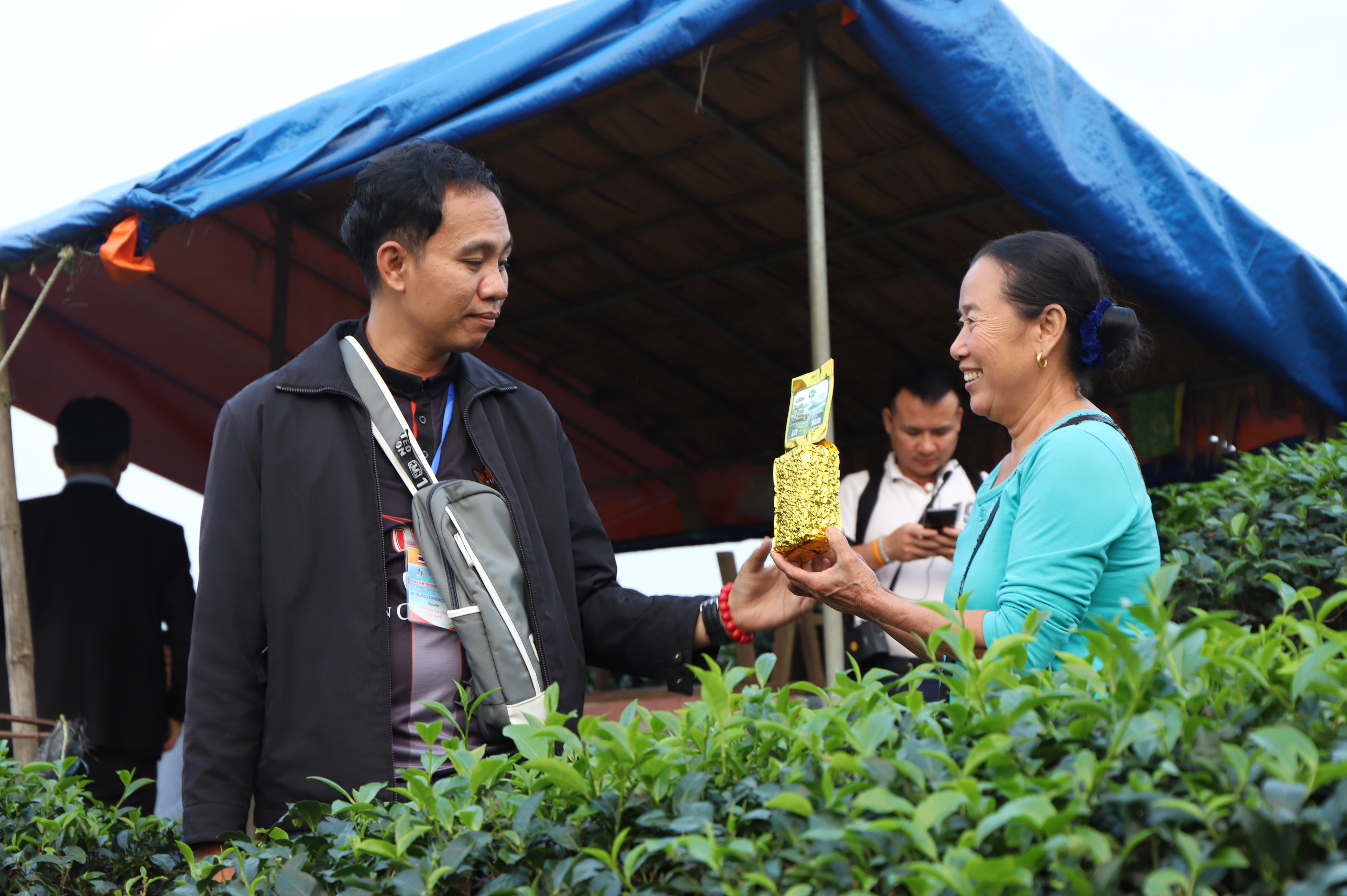 Người dân địa phương giới thiệu cho du khách Thái Lan sản phẩm từ cây chè Thanh Chương. Ảnh: Phước Anh