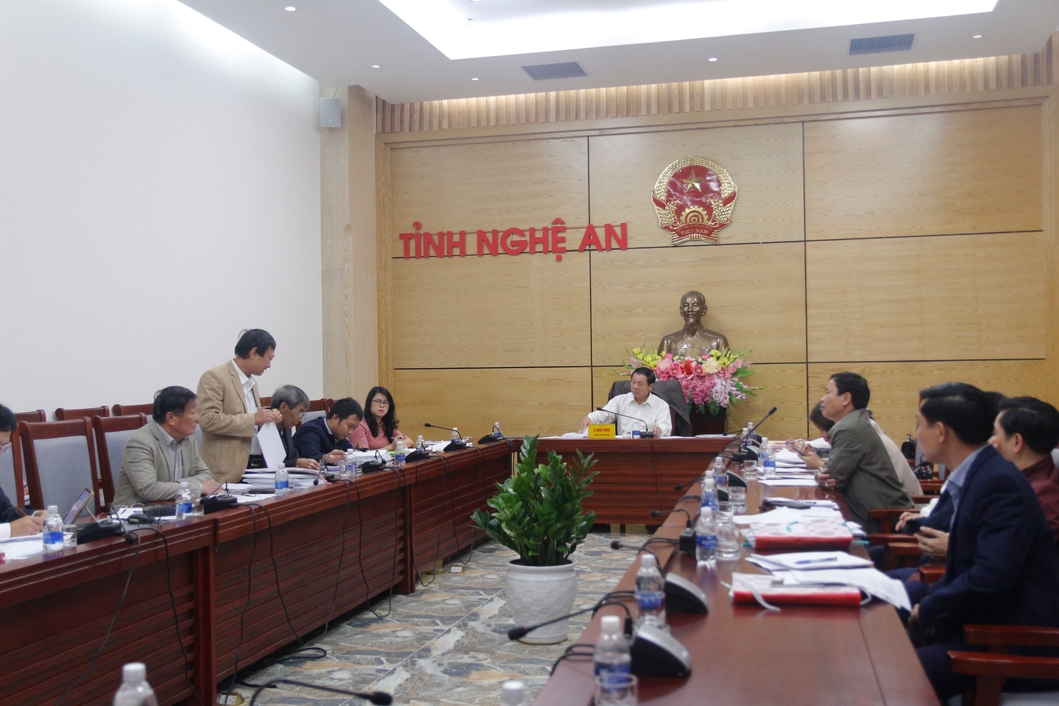 Các thành viên hội đồng tham gia cuộc họp. Ảnh: Thanh Nga