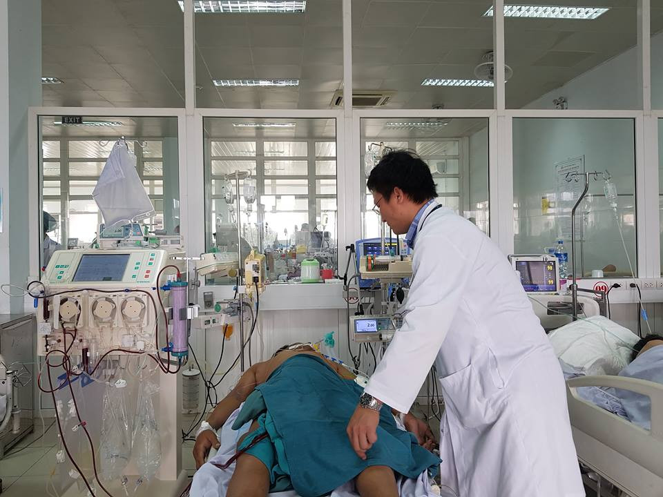  Bác sỹ Nguyễn Văn Thủy chăm sóc cho bệnh nhân đang lọc máu vì nhiễm độc. Ảnh: Thanh Nga