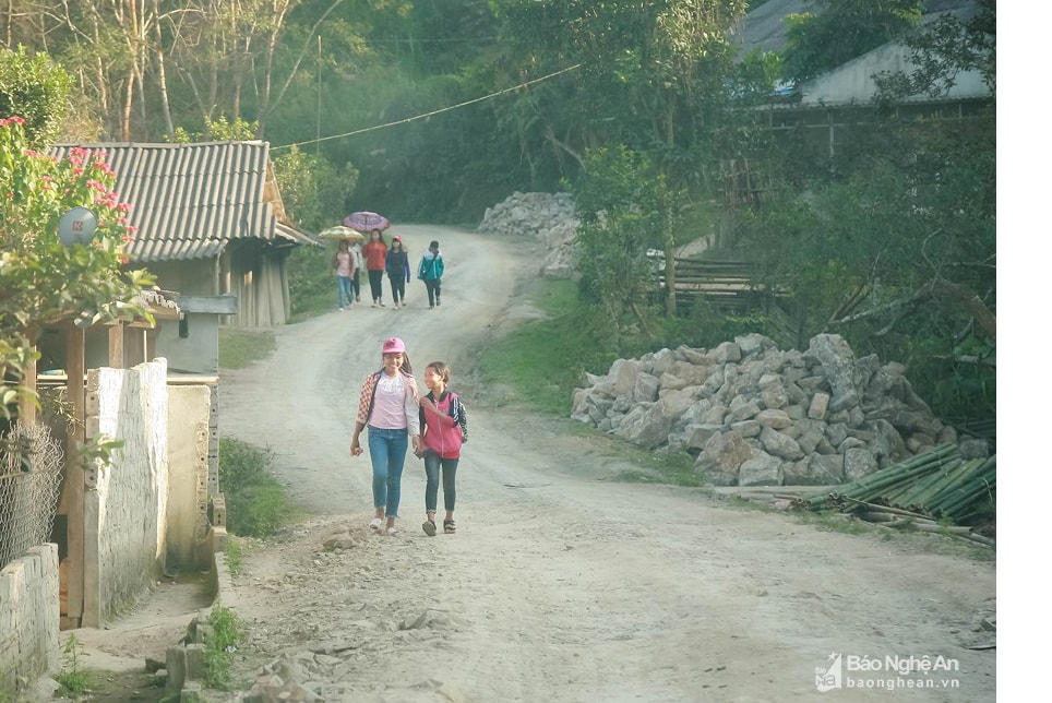 Keng Đu là một xã vùng cao nghèo ở Kỳ Sơn, dân cư sinh sống chủ yếu là người Khơ mú. Trẻ em Keng Đu nay đã đến trường đầy đủ hơn nhờ các chính sách hỗ trợ của Đảng, Nhà nước. Ảnh: Tuấn Anh