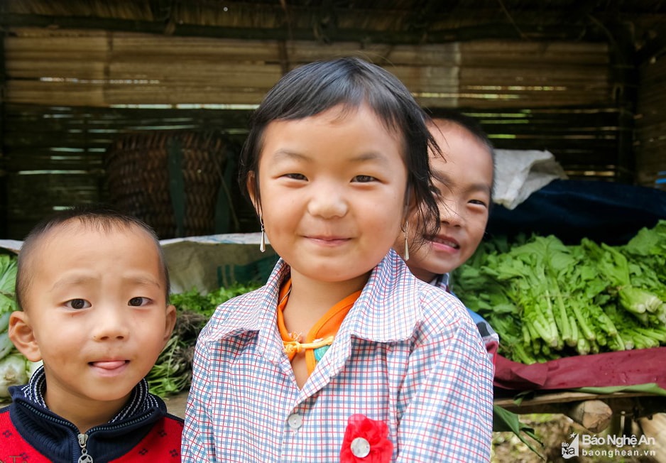 Dẫu còn bao khó khăn, chúng vẫn giữ ánh mắt, nụ cười ngây thơ. Ảnh: Tuấn Anh