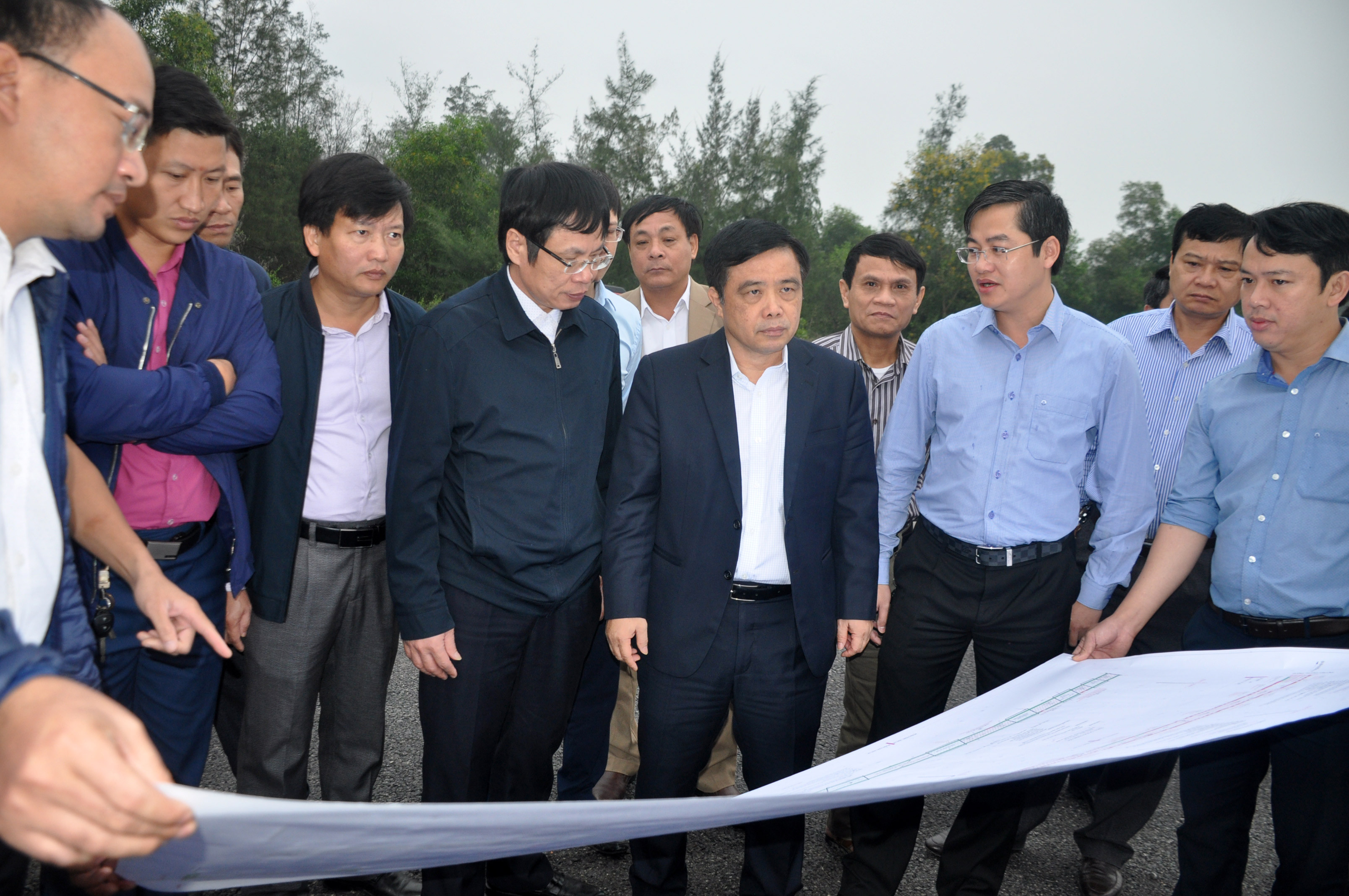 Đồng chí Huỳnh Thanh Điền - Phó Chủ tịch UBND tỉnh kiểm tra thực địa tuyến Vinh - Cửa Lò. Ảnh: Thu Huyền