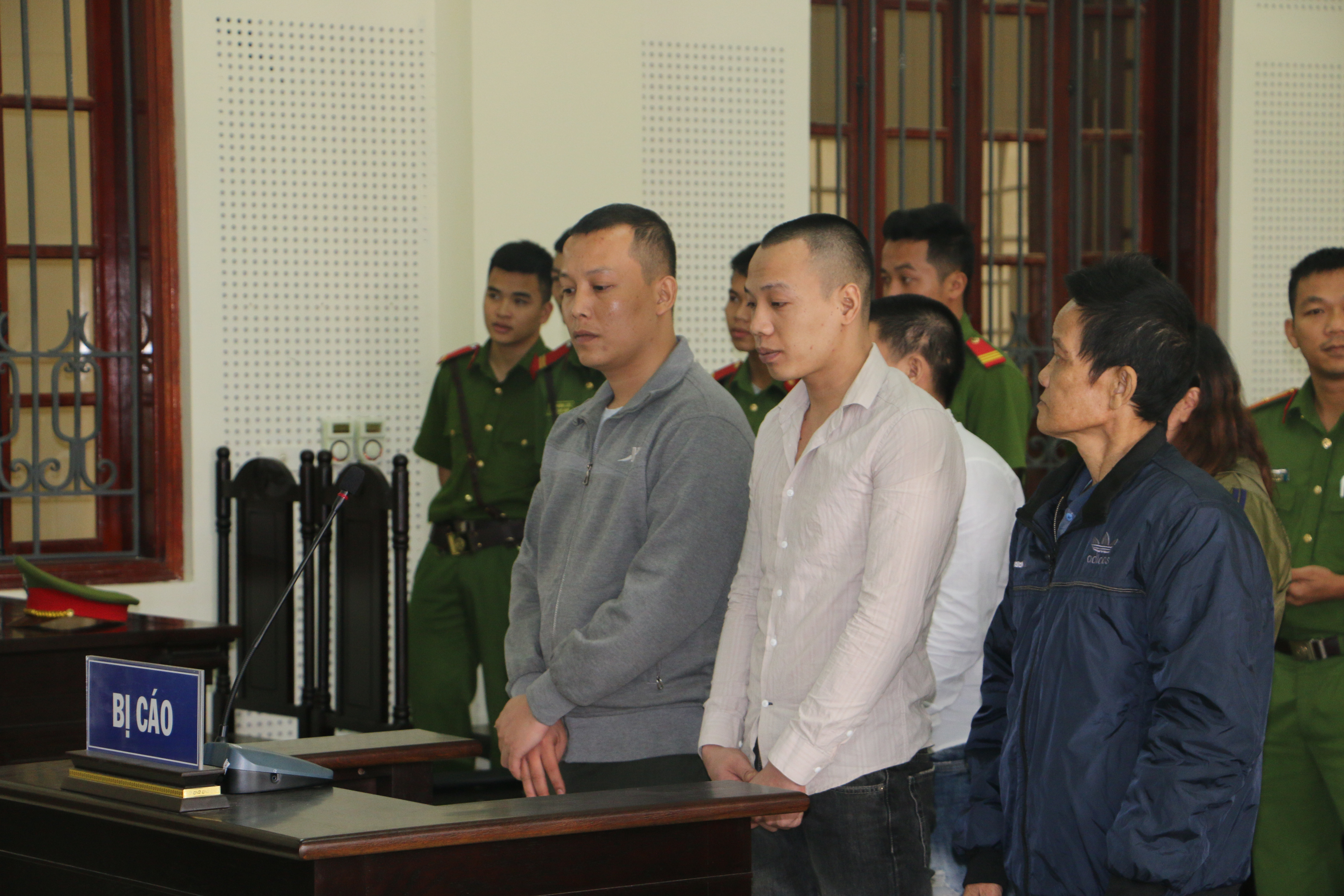 Bị cáo Lê Ngọc Nhật, Trịnh Văn Thành, Nguyễn Công Đôn ( từ trái qua phải) tại phiên tòa. Ảnh: Quỳnh An.