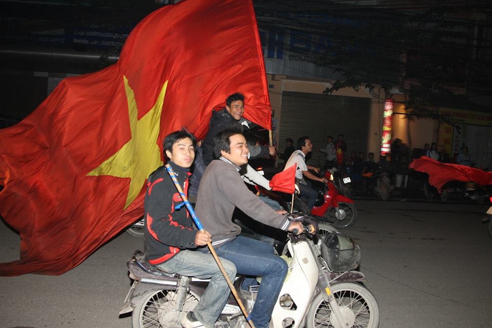 Khán giả Việt Nam đang chờ đợi tin vui. Ảnh AFF