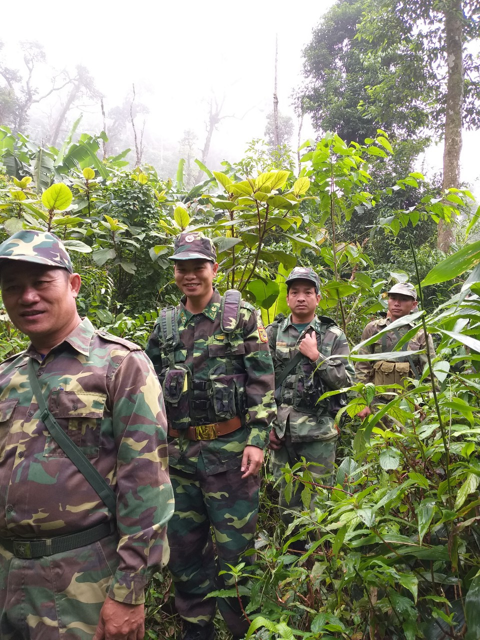 Lực lượng tuần tra song phương biên giới Việt Nam - Lào băng qua những địa hình hiểm trở để hoàn thành nhiệm vụ