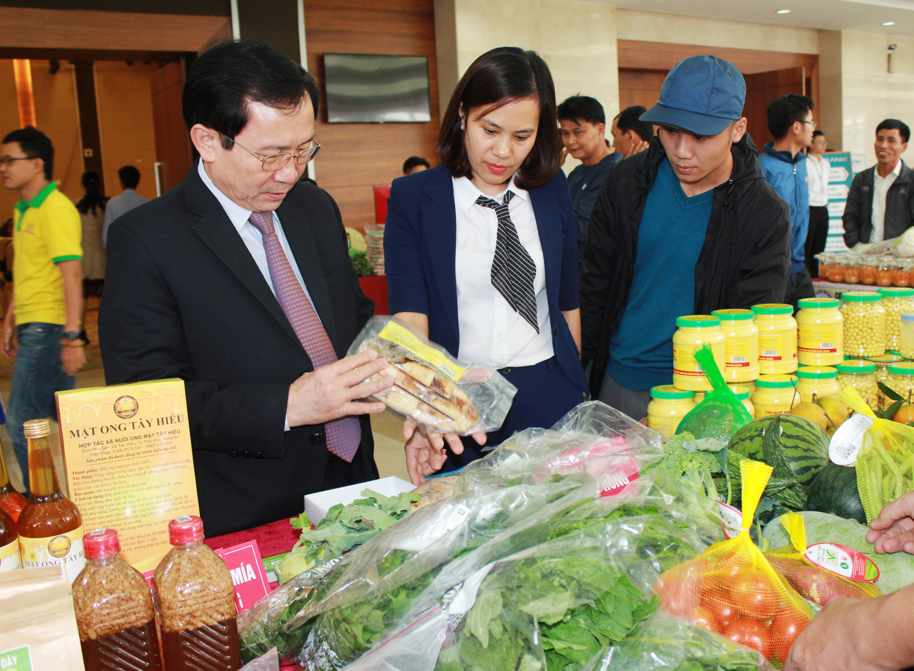 Phó chủ tịch UBND tỉnh Đinh Viết Hồng tham quan gian hàng trưng bày sản phẩm bên lề hội nghị. Ảnh Việt Phương
