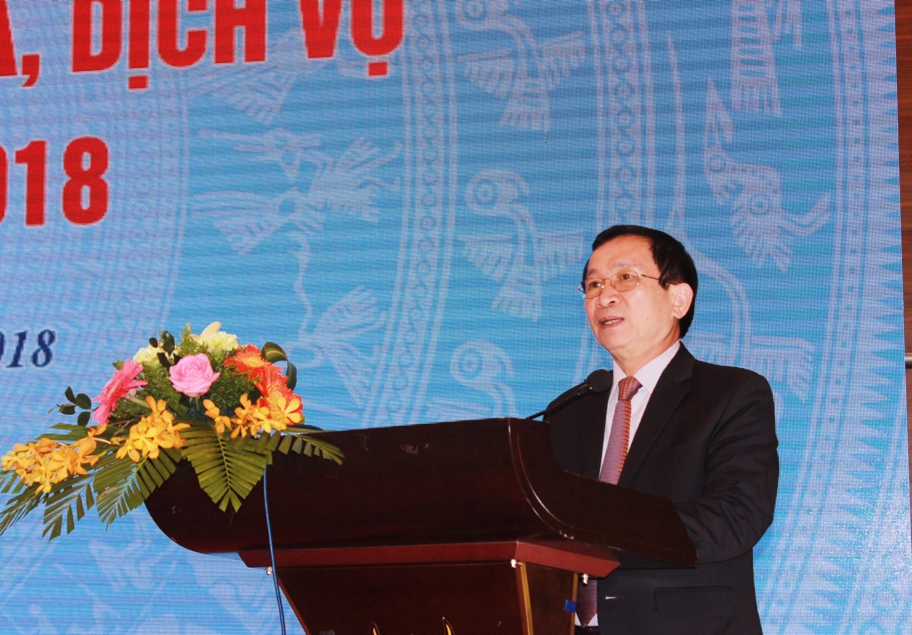 Phó chủ tịch UBND tỉnh Đinh Viết Hồng phát biểu kết luận hội nghị. Ảnh Việt Phương