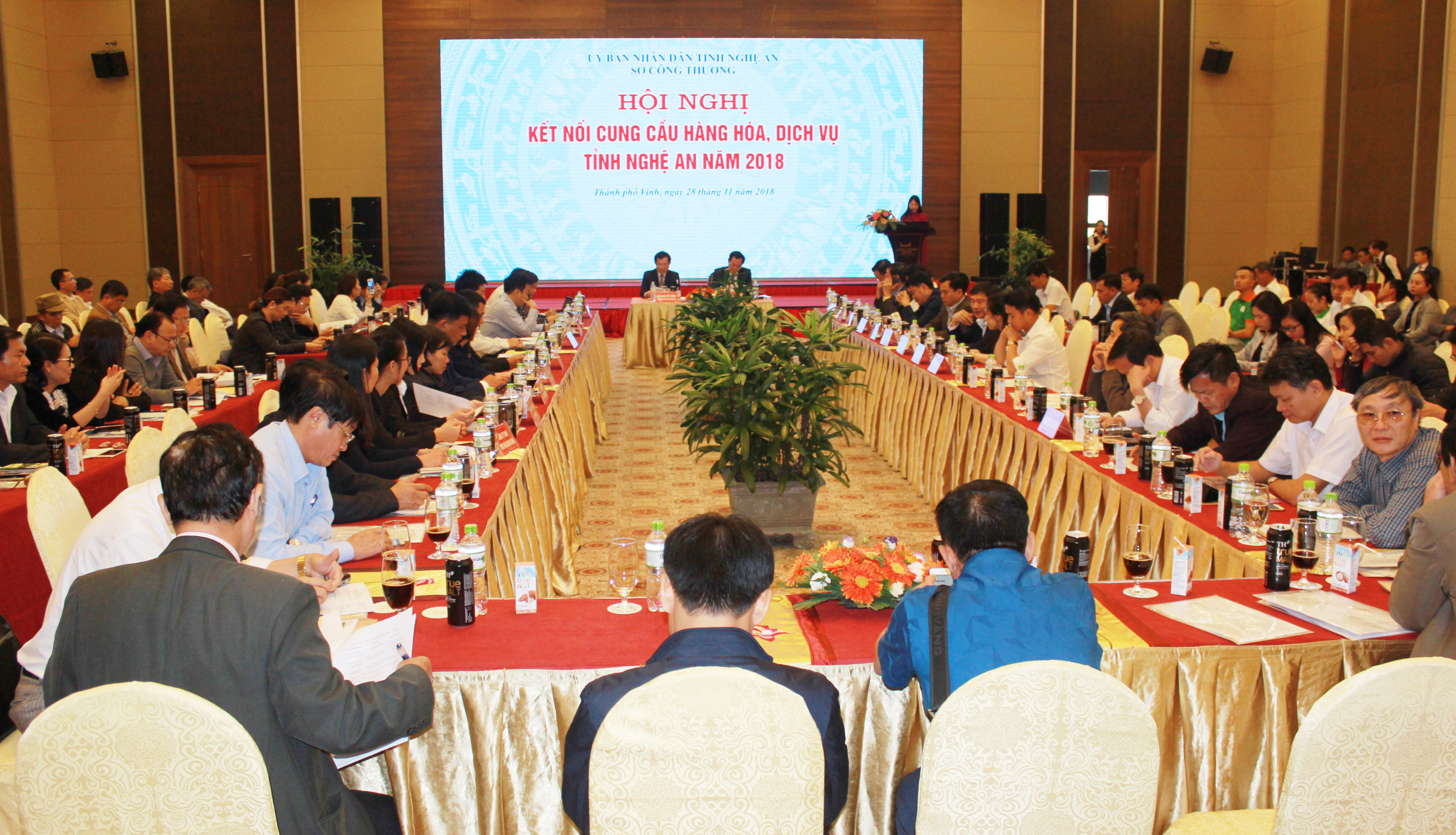 Các đại biểu tham dự hội nghị kết nối cung cầu hàng hóa, dịch vụ tỉnh Nghệ An năm 2018. Ảnh Việt Phương