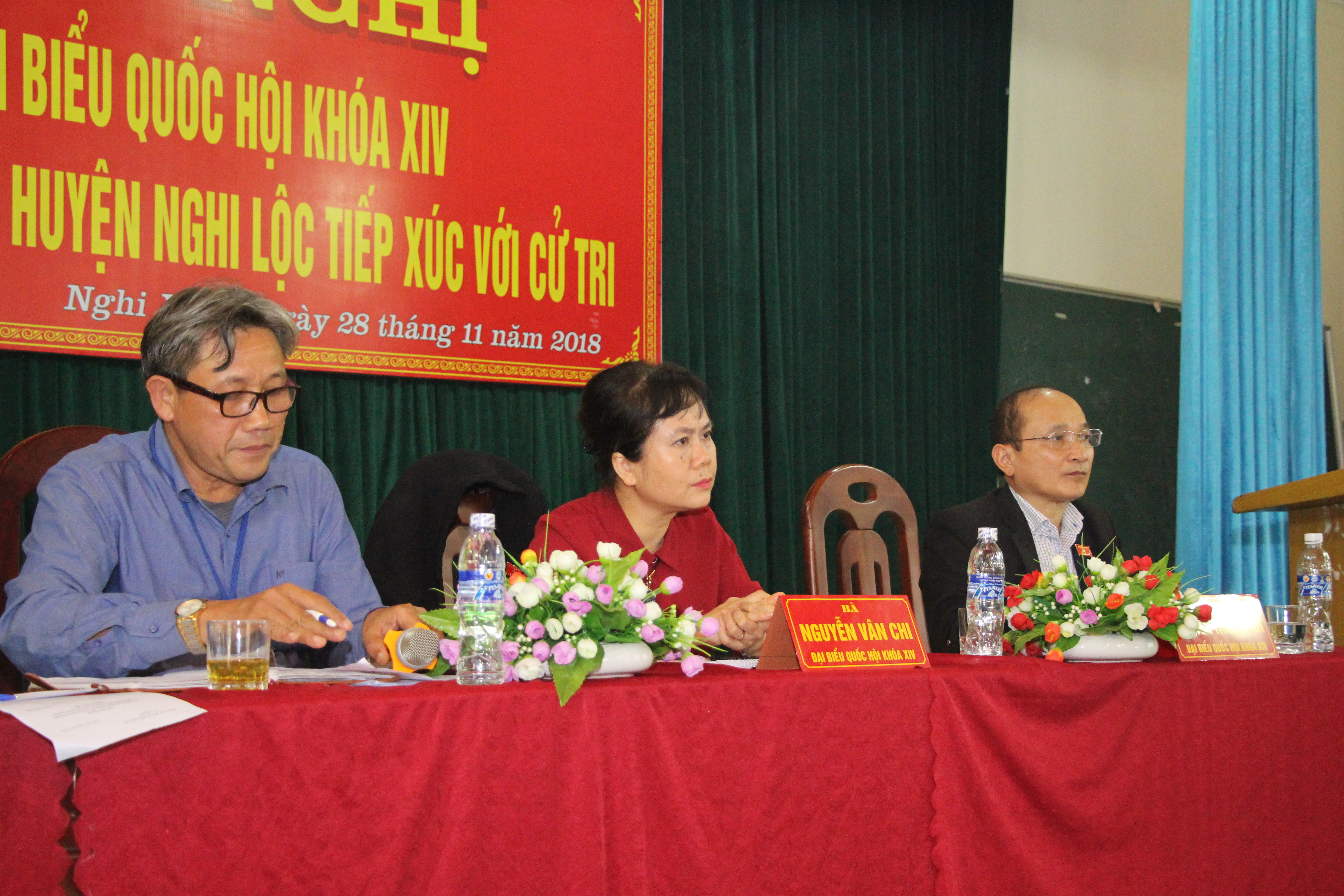 Các đại biểu quốc hội tiếp xúc cử tri xã Nghi Xuân - Nghi Lộc. Ảnh: Đào Tuấn