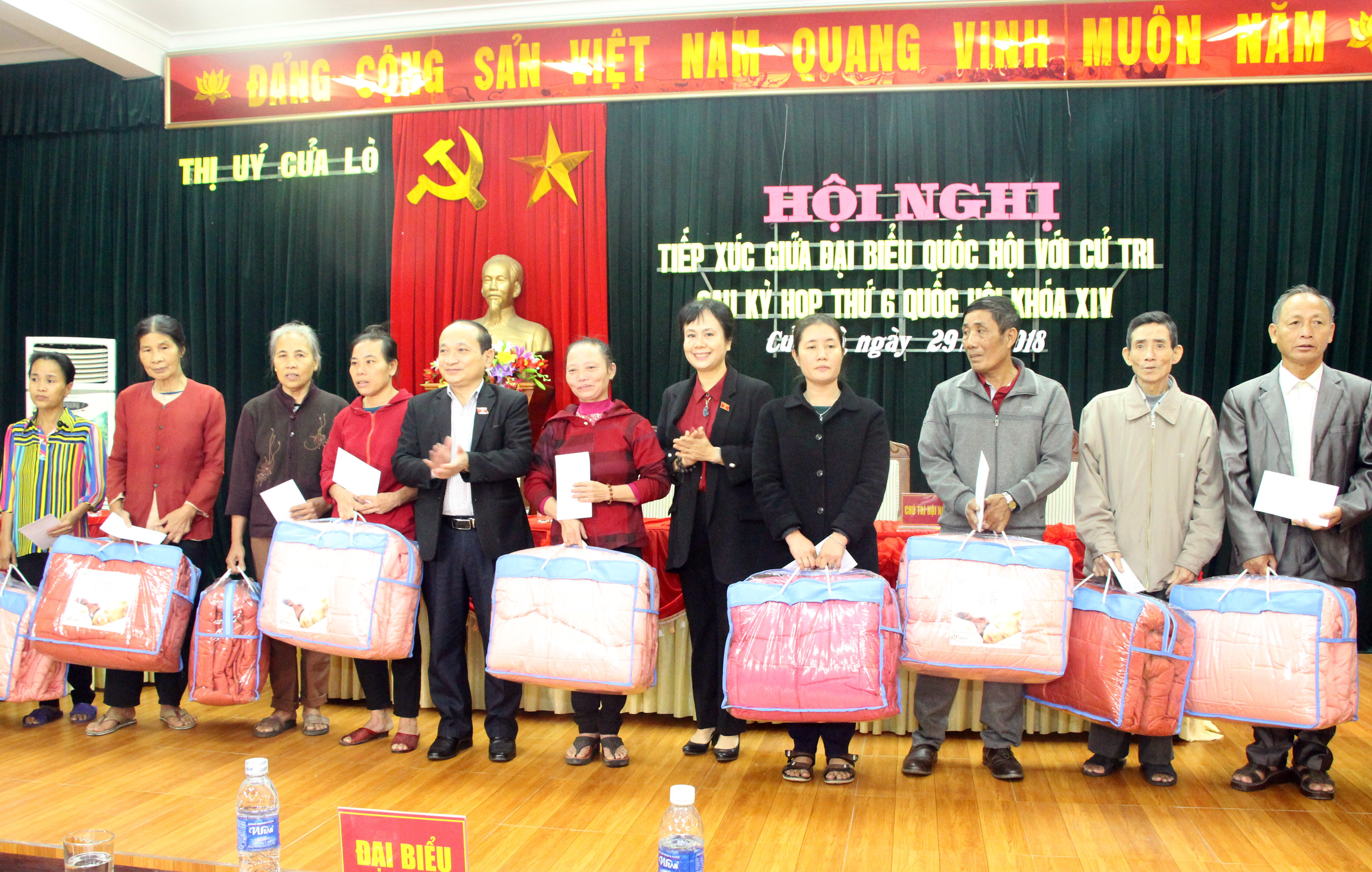Các đại biểu trao 20 suất quà cho các hộ nghèo thị xã Cửa Lò. Ảnh Đào Tuấn