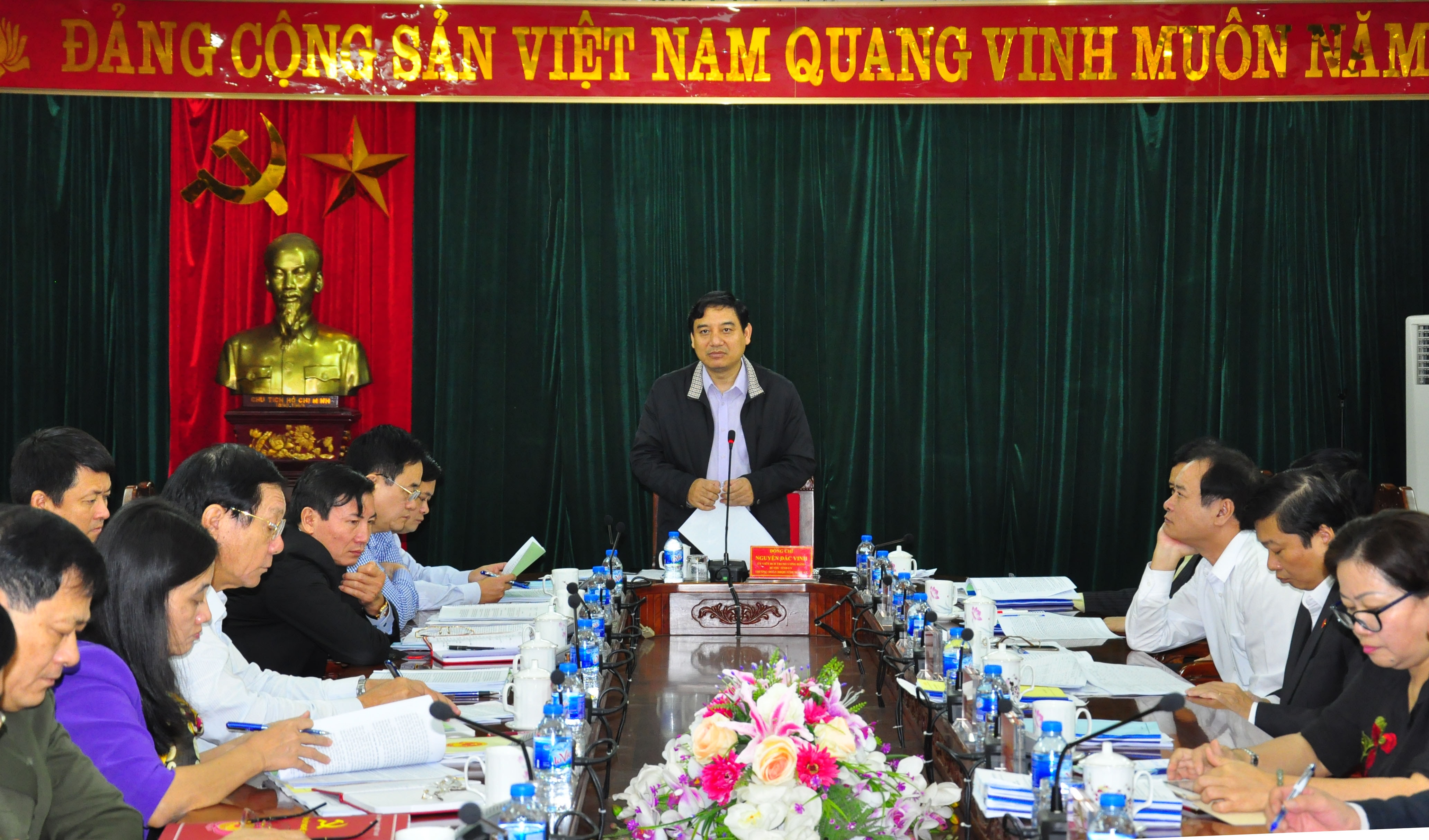 Đồng chí Nguyễn Đắc Vinh-Ủy viên T.Ư Đảng-Bí thư Tỉnh ủy chủ trì  phiên họp, cùng dự có đại diện một số Ban, ngành Trung ương; các đồng chí Nguyễn Xuân Sơn-Phó Bí Thư thường trực Tỉnh ủy-Chủ tịch HĐND tỉnh, đồng chí Thái Thanh Quý-Ủy viên dự khuyết T.Ư Đảng-Phó Bí thư Tỉnh ủy-Chủ tịch UBND tỉnh, đồng chí Nguyễn Văn Thông-Phó Bí thư Tỉnh ủy, các đồng chí trong BTV Tỉnh ủy, đại diện một số sở, ban, ngành.