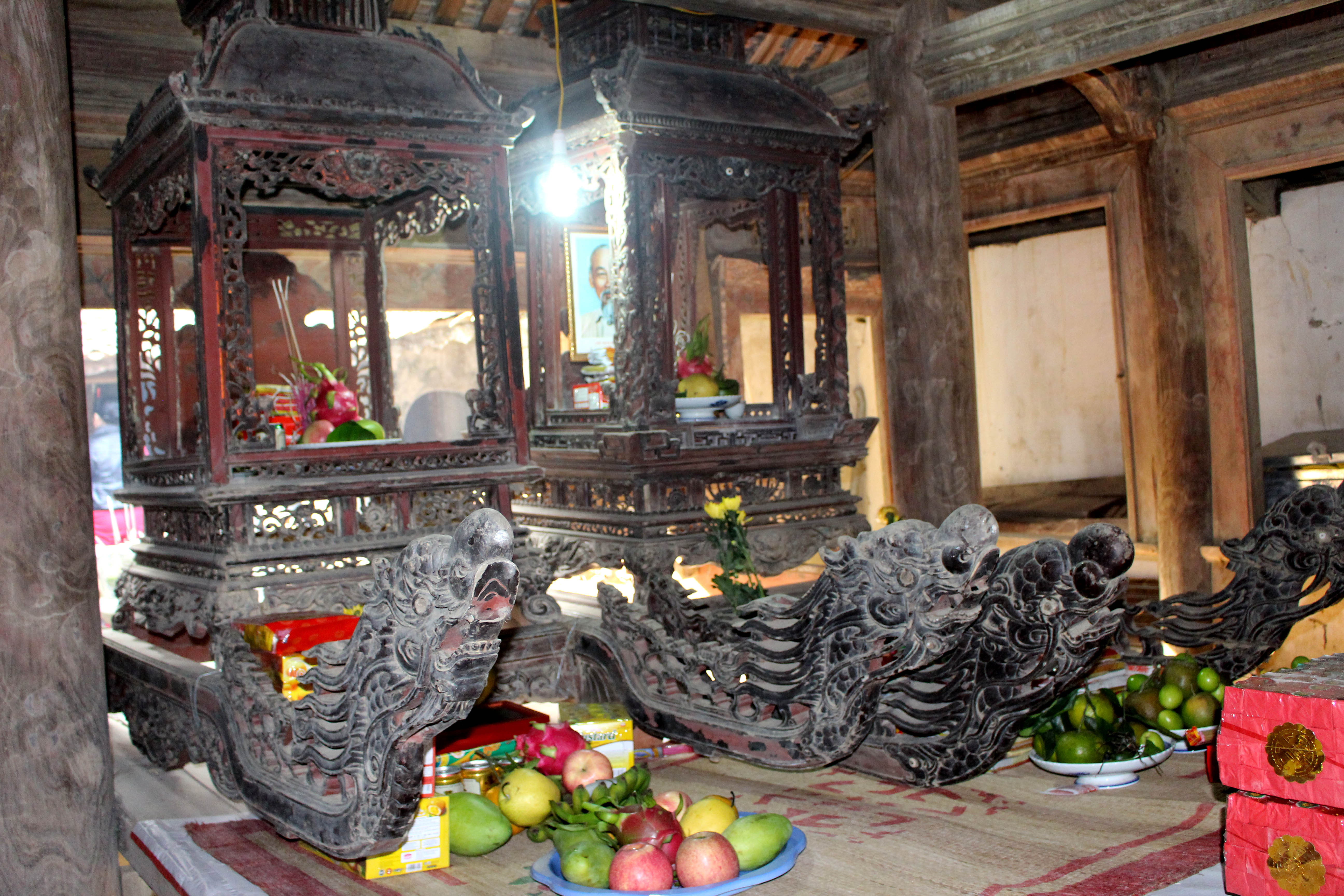 Ngoài ra, trong đền Thanh Liệt còn lưu giữ số lượng hiện vật lớn là những đồ tế khí cổ kính như kiệu ngự, kiệu long đình, long ngai, lư hương, bát bửu.