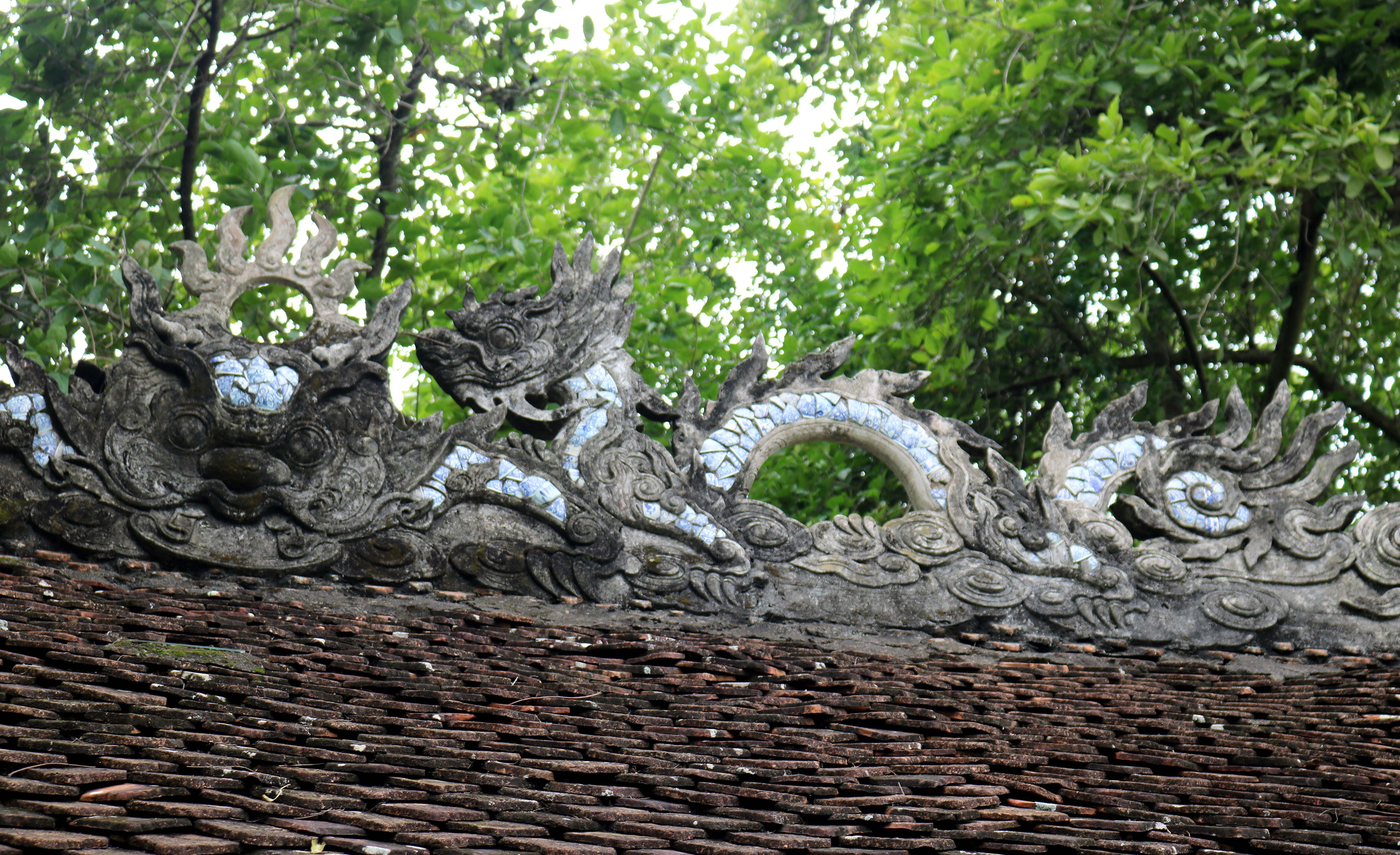 Nét đẹp độc đáo của đền Thanh Liệt không chỉ thể hiện ở phần gỗ với nghệ thuật điêu khắc tinh xảo, mà trên mái ngói của các điện thờ cũng được trang trí hấp dẫn với những hình lưỡng long chầu nguyệt sống động.