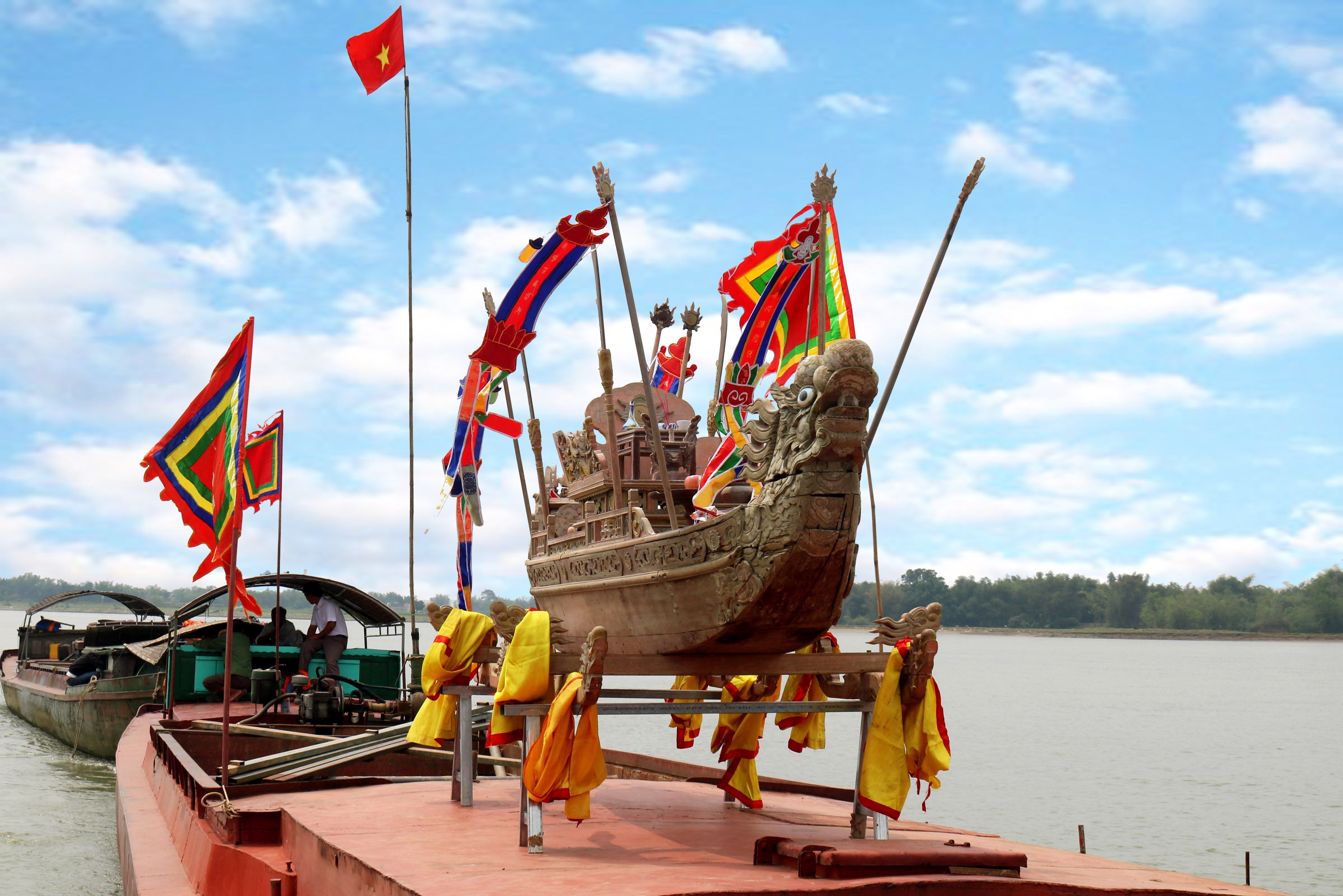 Trong lễ rước hến trên sông Lam, thuyền rồng cổ mang ý nghĩa tâm linh được người dân để ngự ở vị trí trang trọng nhất. Ảnh: Huy Thư.