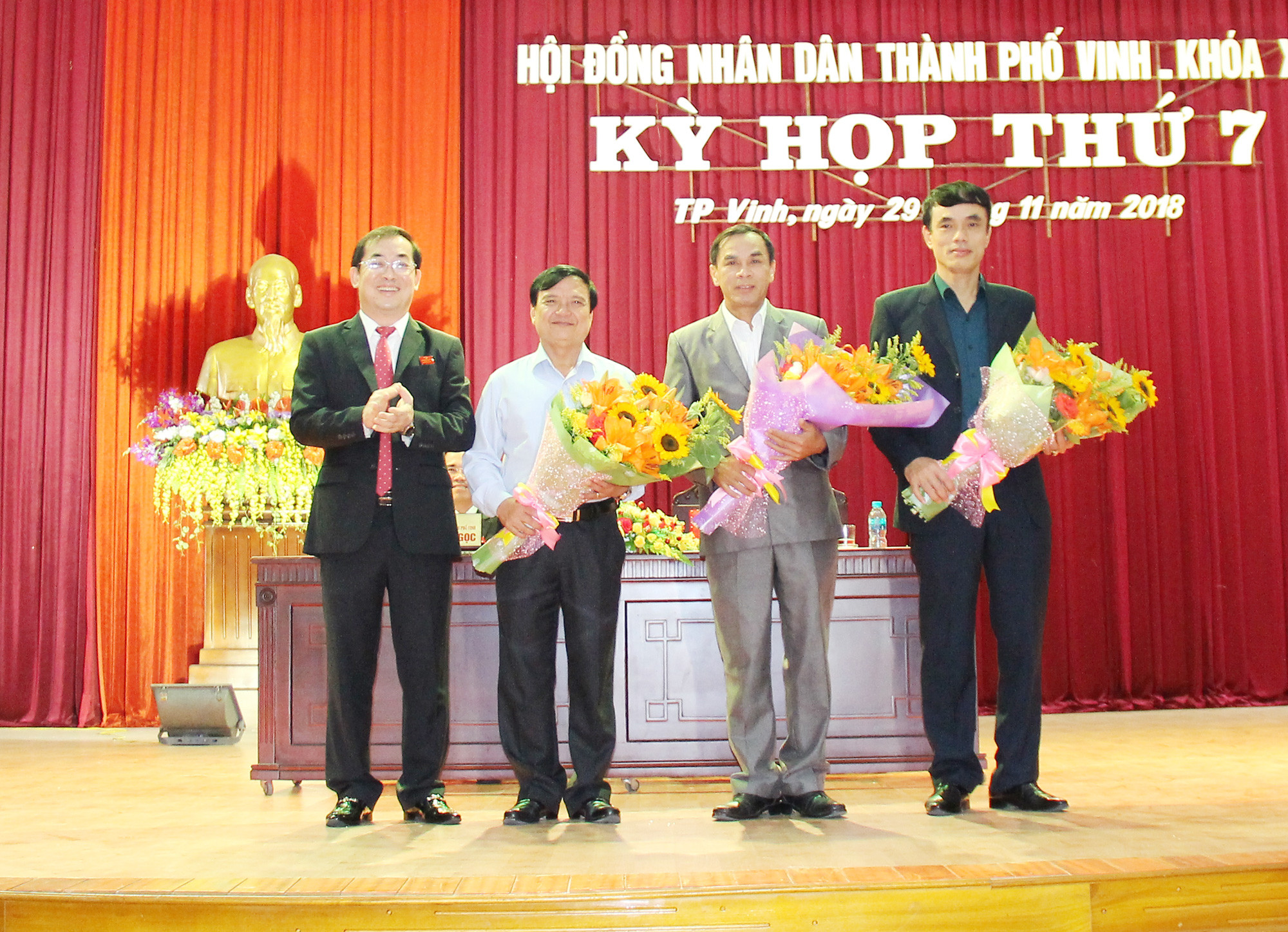 Chủ tịch HĐND thành phố Nguyễn Văn Lư tặng hoa chúc mừng ông Trần Ngọc Tú được bầu giữ chức Chủ tịch UBND thành phố, nhiệm kỳ 2016 - 2021