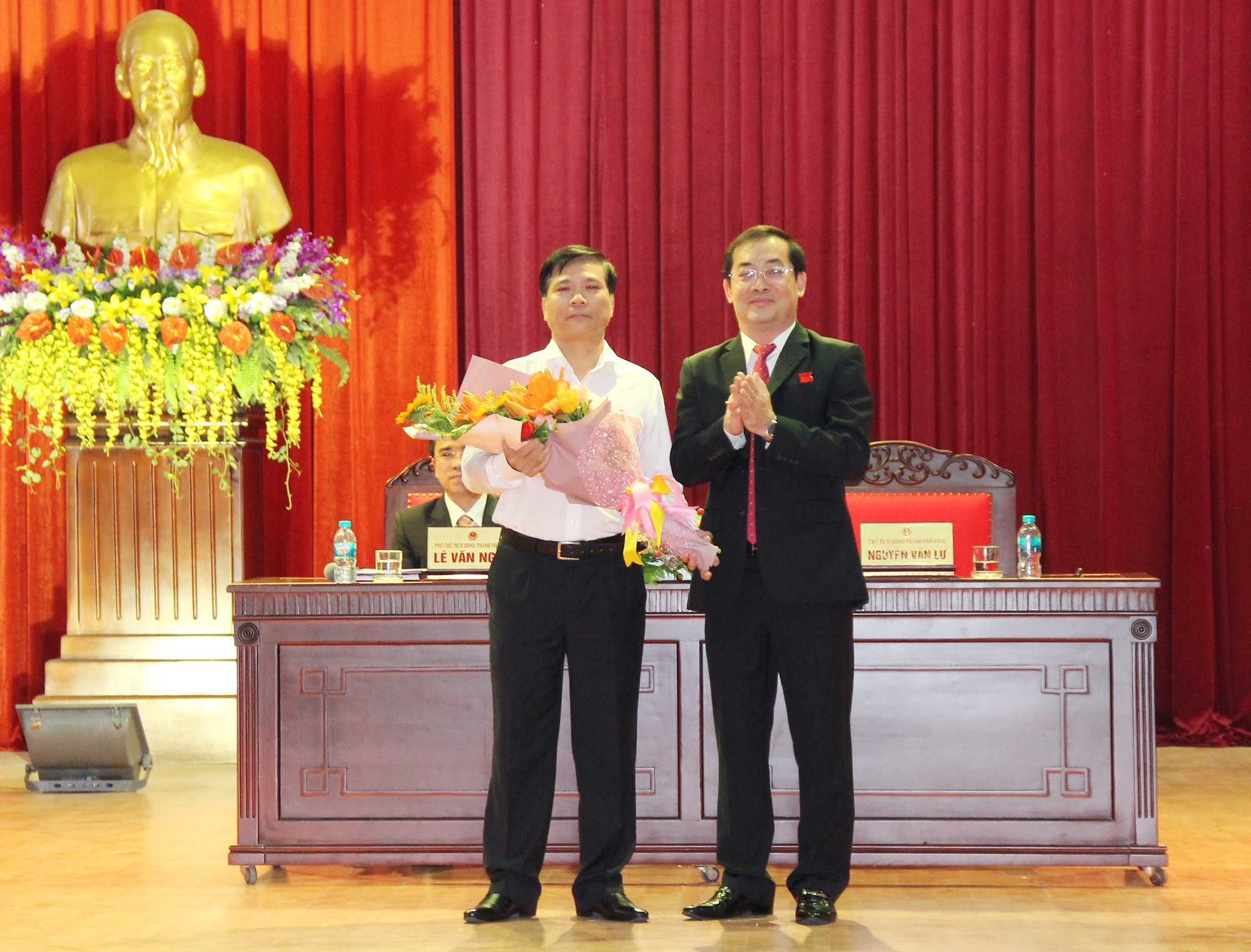 Chủ tịch HĐND thành phố Nguyễn Văn Lư tặng hoa chúc mừng ông Trần Ngọc Tú được bầu giữ chức Chủ tịch UBND thành phố, nhiệm kỳ 2016 - 2021