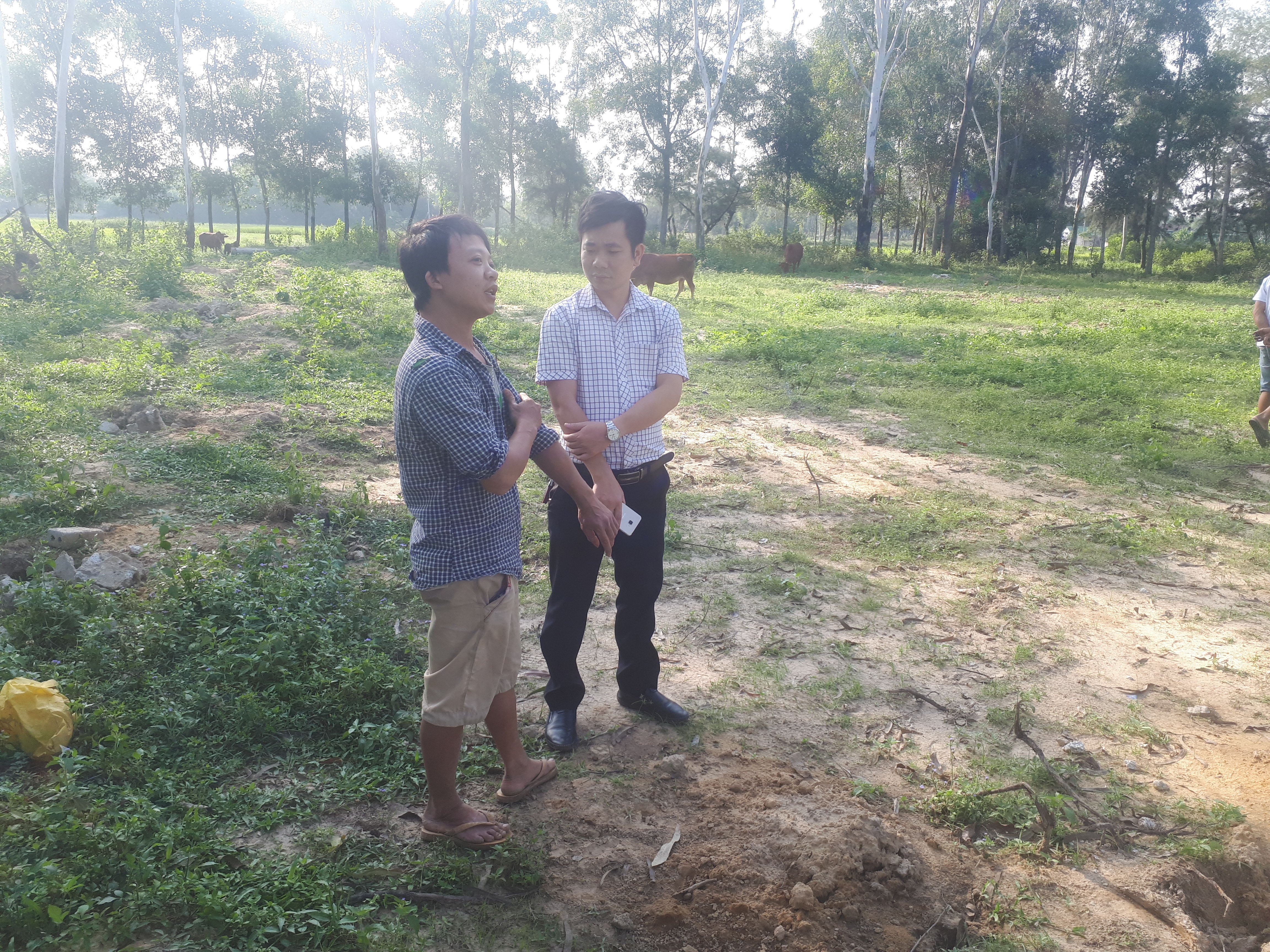 Phóng viên Báo Nghệ An trao đổi với anh Nguyễn Huy Tuấn