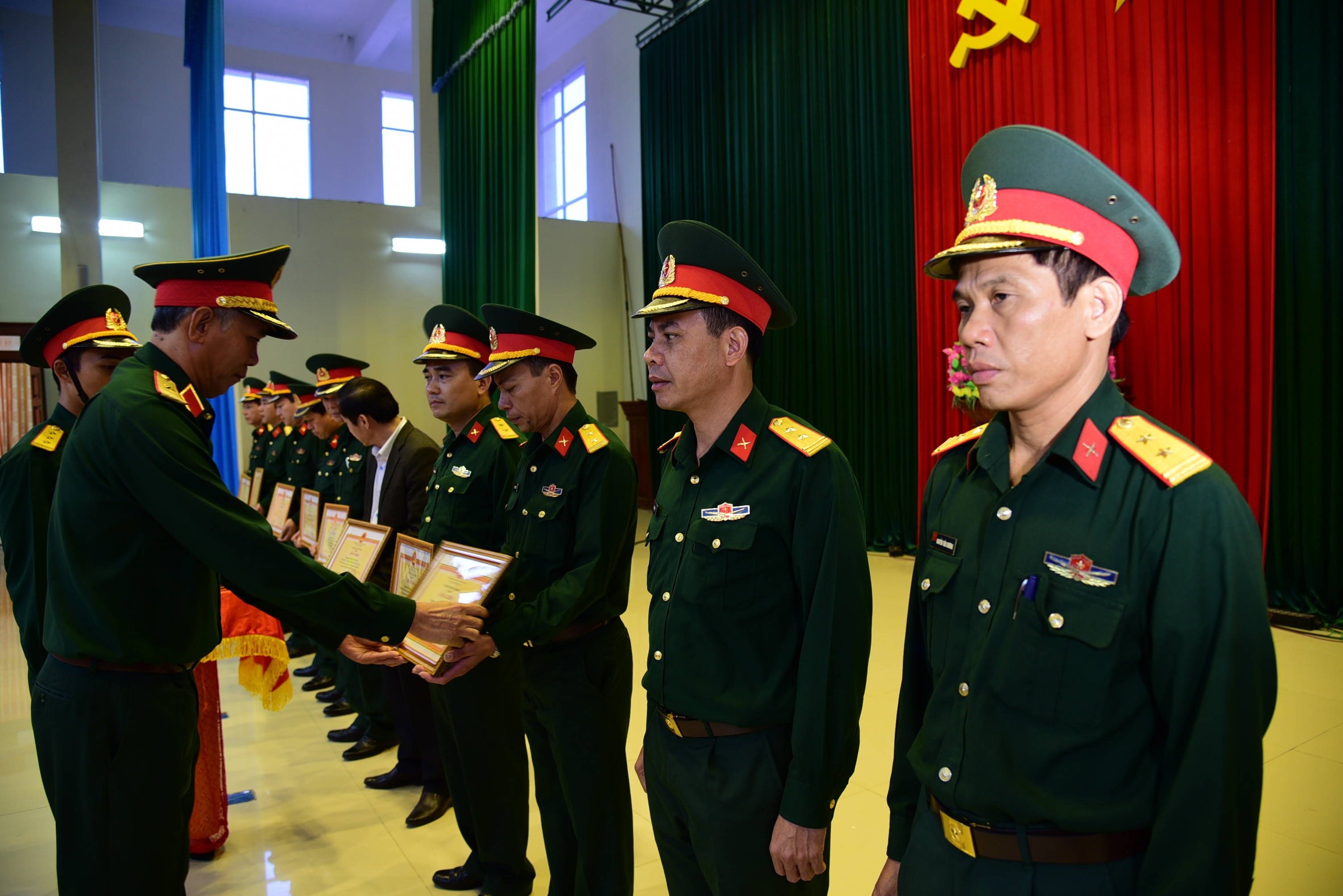 Thiếu tướng Nguyễn Đức Hóa, Phó Chính ủy, Trưởng Ban Chỉ đạo 515 Quân khu trao thưởng tại hội nghị.