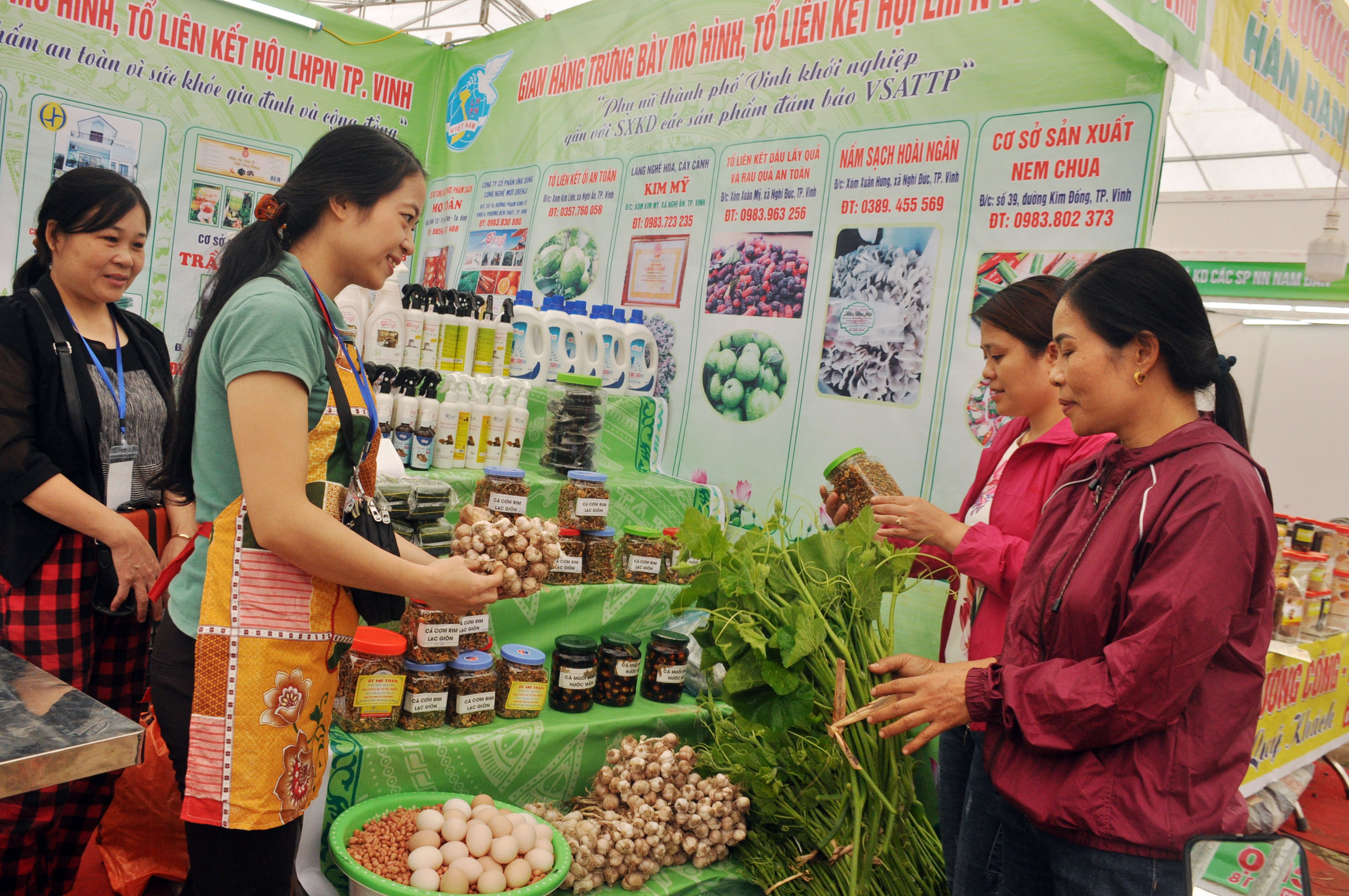 Gian hàng trưng bày mô hình, tổ liên kết Hội LHPN thành phố Vinh sản xuất chế biến thực phẩm an toàn vì sức khỏe gia đình và công đồng được chị em tin dùng. Tại gian hàng này, các sản phẩm đậu phụ sạch, bột ngũ cốc, nem chua, trứng gà gia trại Yên Duệ... tiêu thu mạnh. Ảnh Việt Phương 