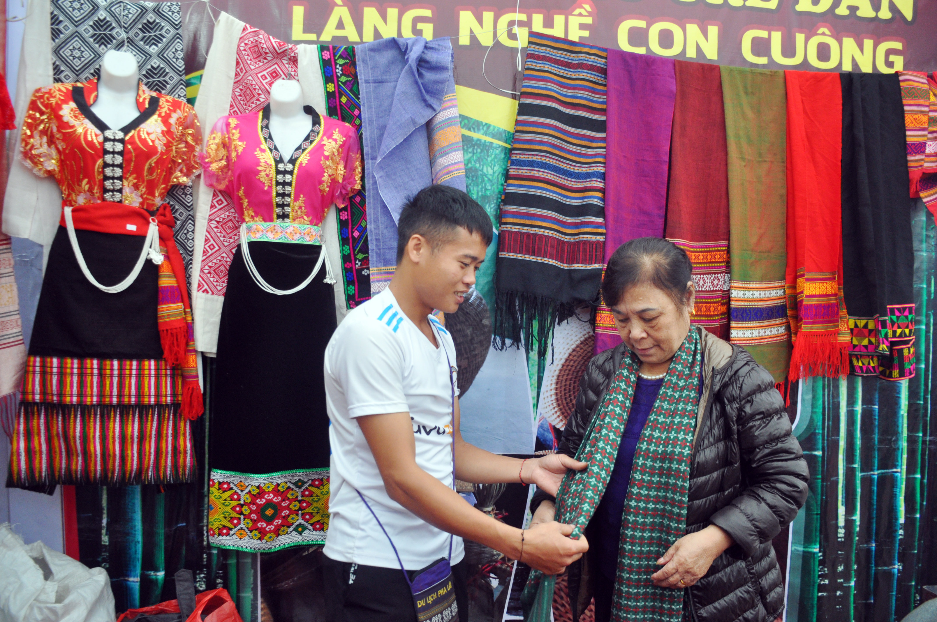 Sản phẩm thổ cẩm huyện Con Cuông được khách hàng thích thú lựa chọn. Ảnh Việt Phương