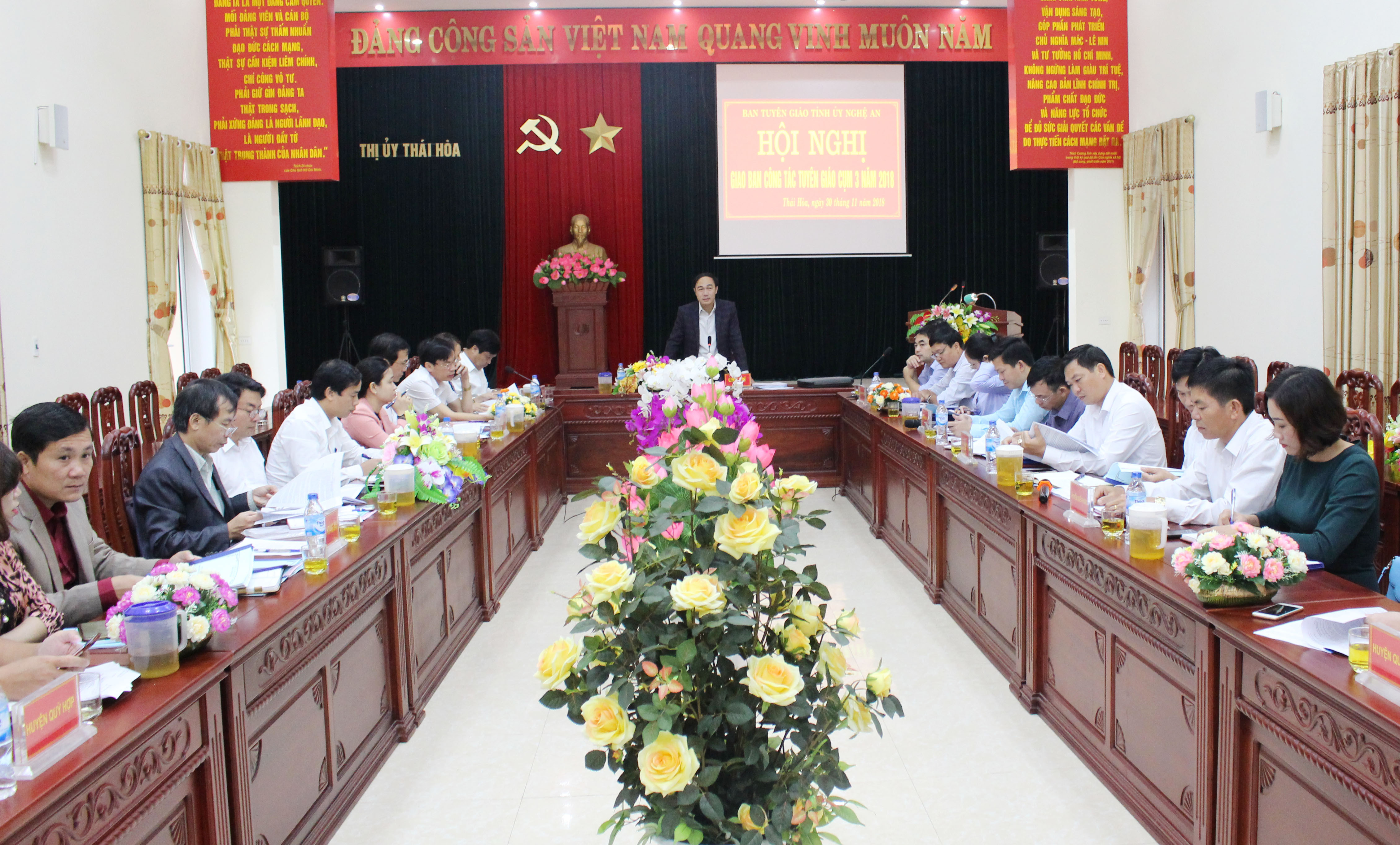 Đồng chí Trần Quốc Khánh - Phó Trưởng ban Tuyên giáo Tỉnh ủy chủ trì hội nghị.