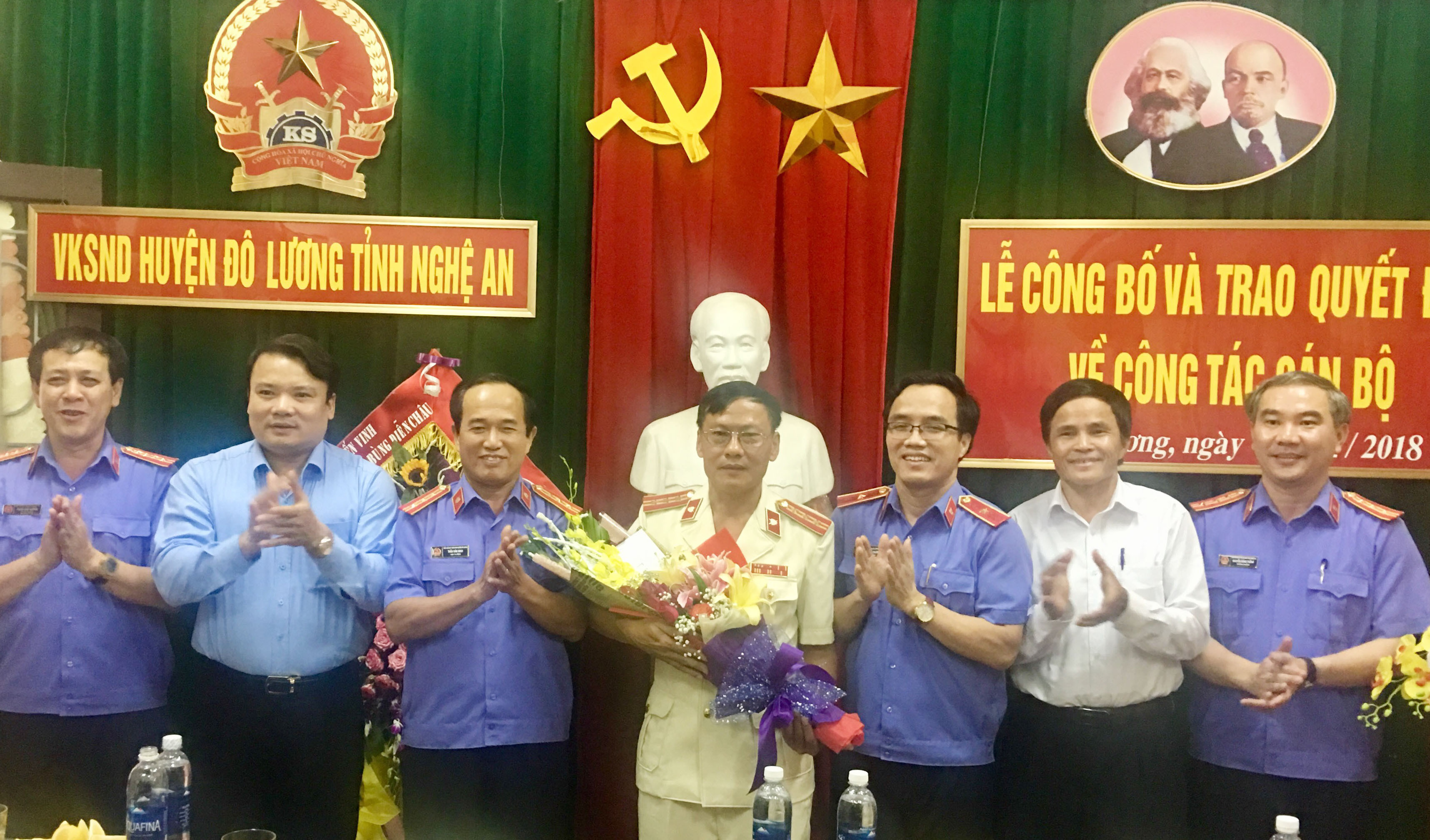 Lãnh đạo VKSND tỉnh và lãnh đạo huyện Đô Lương tặng hoa chúc mừng đồng chí Trần Văn Quang.