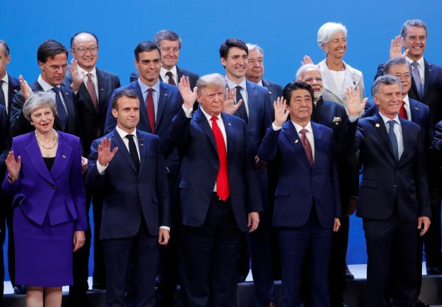 Tổng thống Hoa Kỳ Donald Trump, Thủ tướng Anh Theresa May, Tổng thống Pháp Emmanuel Macron và Thủ tướng Nhật Bản Shinzo Abe đã vẫy tay trong một bức ảnh gia đình tại hội nghị thượng đỉnh lãnh đạo G20 tại Buenos Aires, Argentina ngày 30 tháng 11 năm 2018