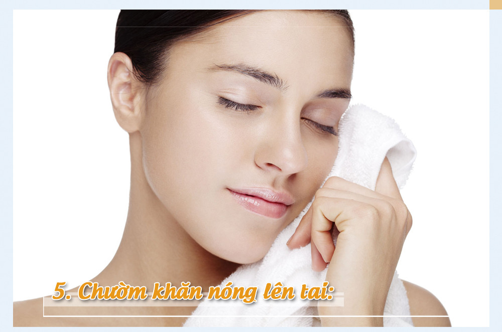 Trước khi đi ngủ, bạn lấy khăn thấm nước nóng đặt ở hai tai trong vòng khoảng 10 - 15 phút. Nó sẽ làm chứng ngạt mũi dịu đi.