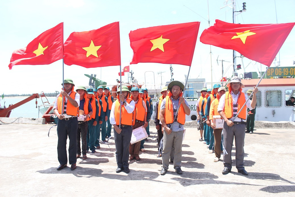 Thực hành nội dung huy động nhân lực, tàu thuyền dân sự tham gia bảo vệ chủ quyền biển đảo trong diễn tập KVPT huyện Nghi Lộc năm 2018. Ảnh: Phong Quang