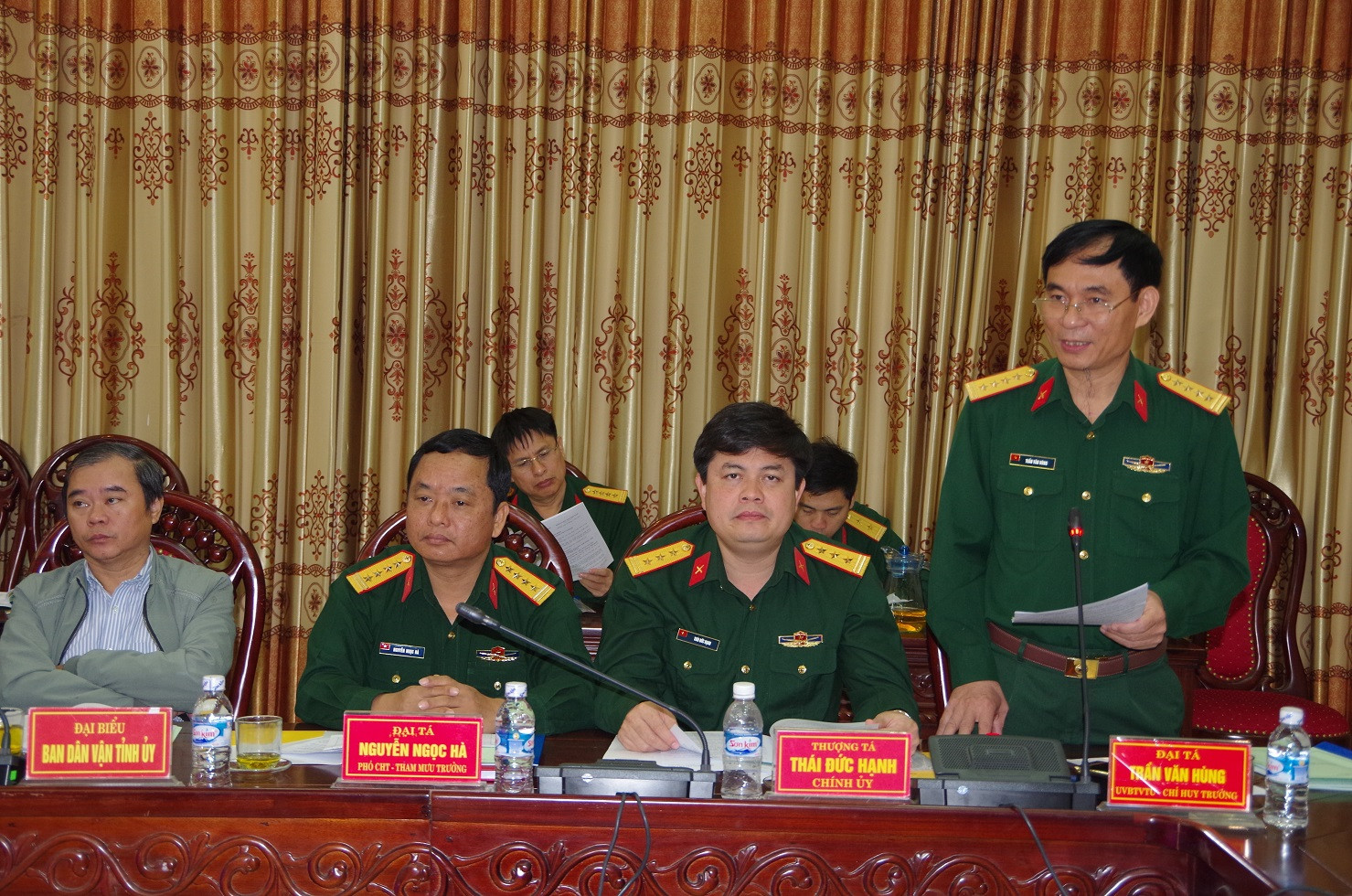Đại tá Trần Văn Hùng - Ủy viên Ban Thường vụ Tỉnh ủy, Chỉ huy trưởng Bộ CHQS tỉnh phát biểu chỉ đạo tại hội nghị. Ảnh: Trọng Kiên