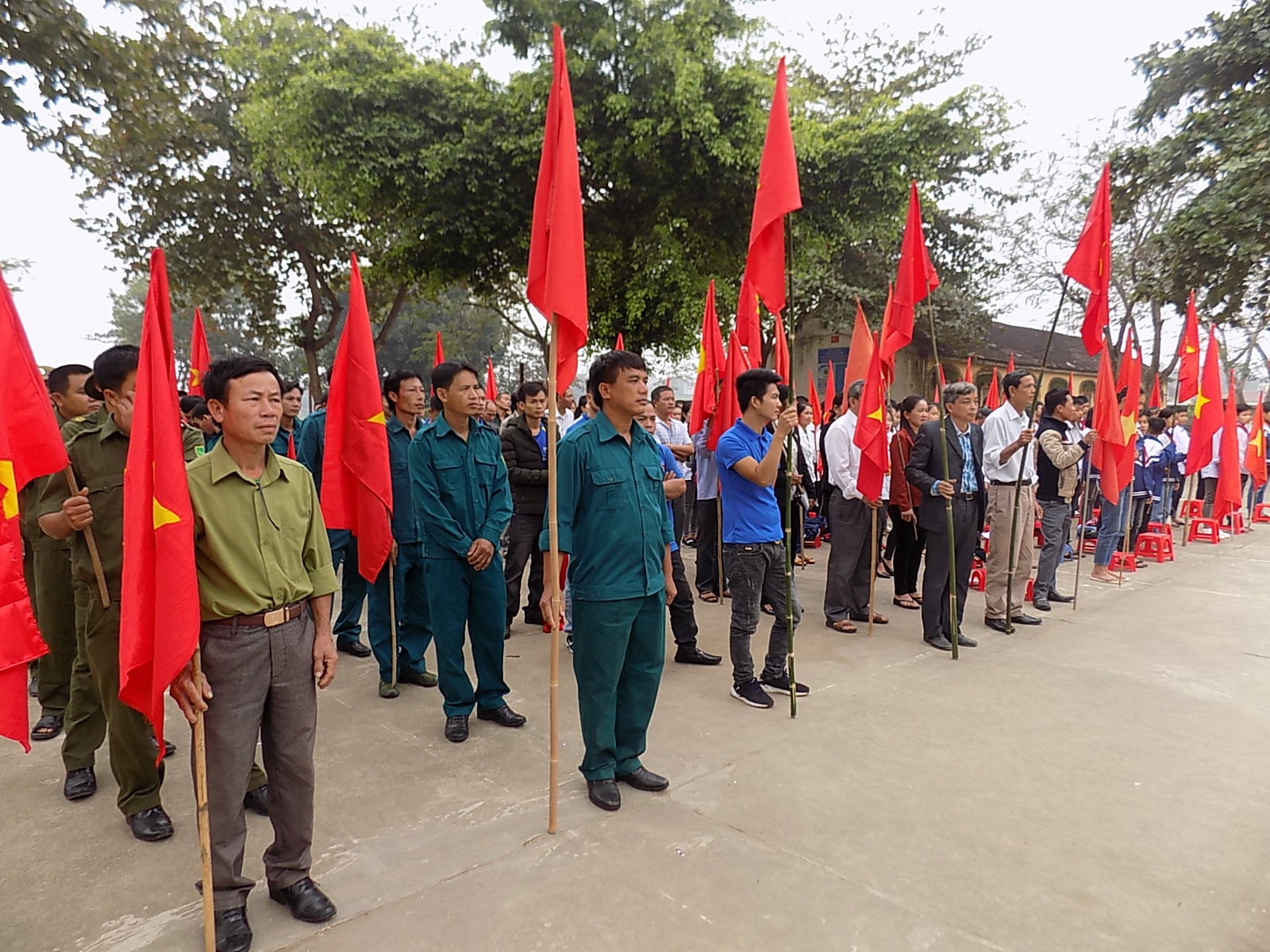 Các lực lượng tham gia buổi lễ mít tinh. Ảnh: Thu Hường