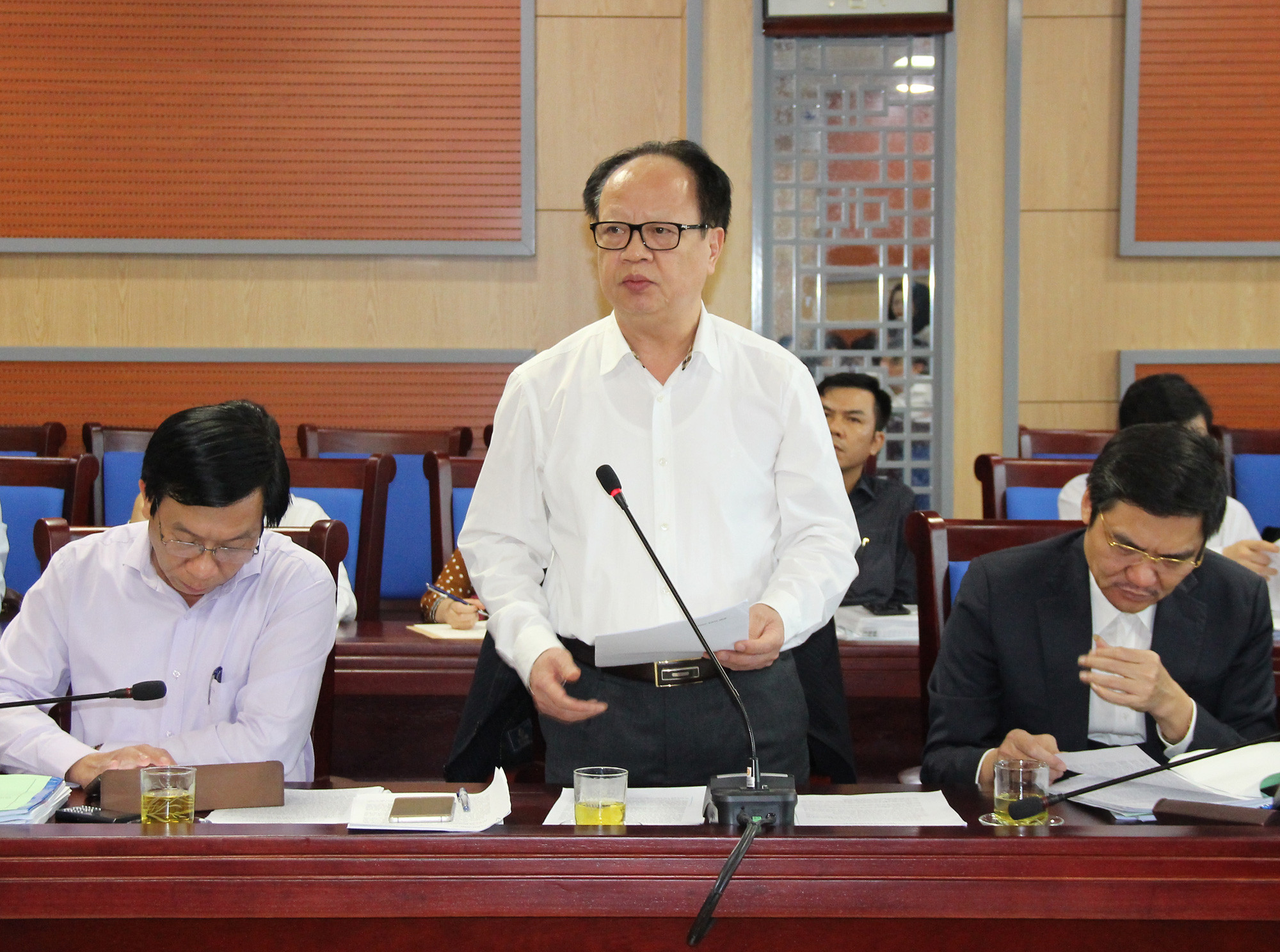 Giám đốc Sở Kế hoạch và Đầu tư Nguyễn Văn Độ giải trình một số vấn đề mà Thường trực HĐND tỉnh quan tâm. Ảnh: Mai Hoa