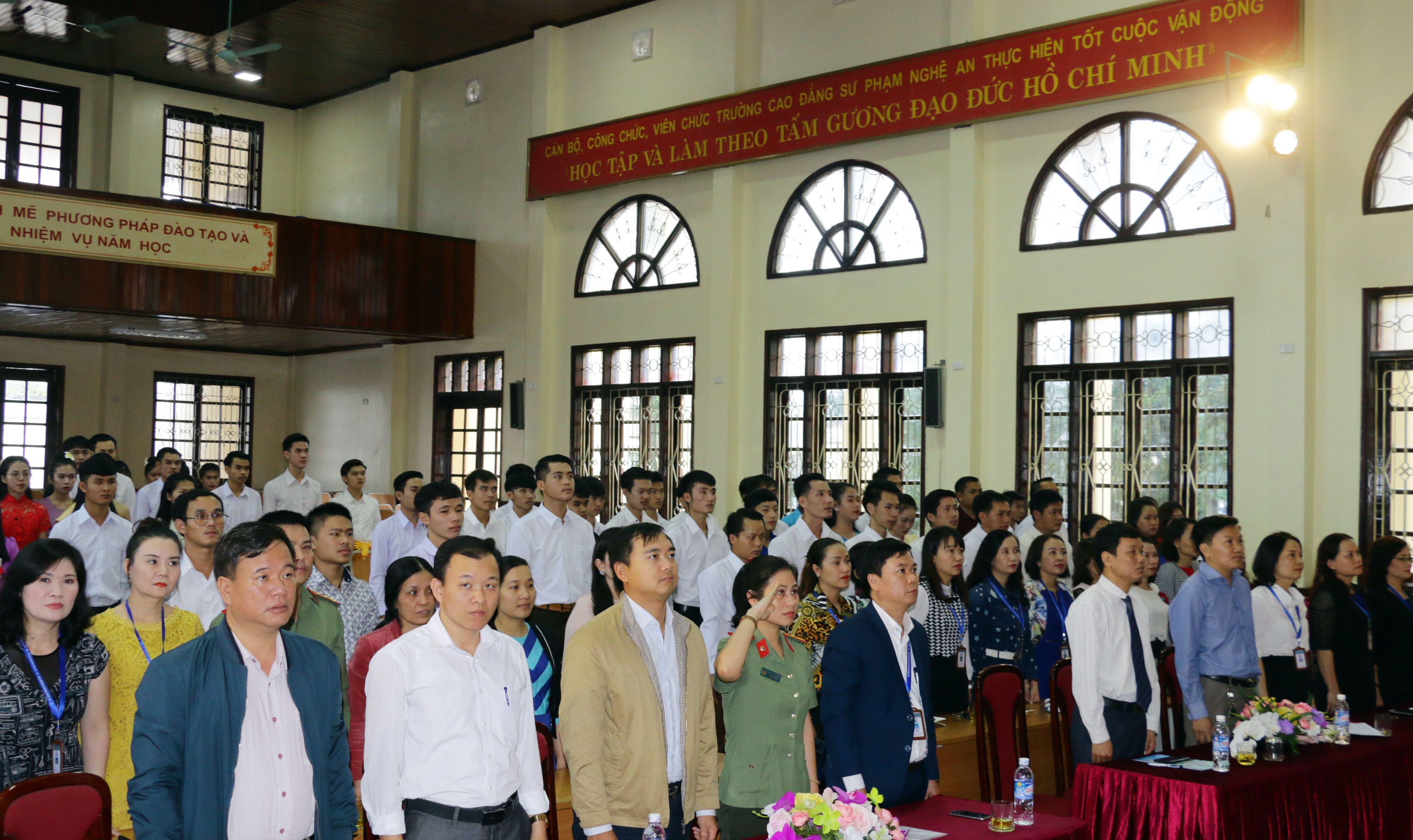 Các đại biểu dự lễ chào cờ hai nước Việt Nam và Lào. Ảnh: Mỹ Hà