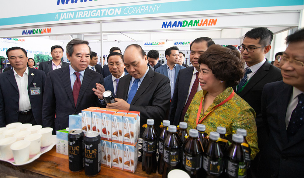 Thủ tướng Chính phủ Nguyễn Xuân Phúc tham quan gian hàng trưng bày của Tập đoàn TH tại Triển lãm quốc gia tổng kết 10 năm thực hiện NQ TƯ 7