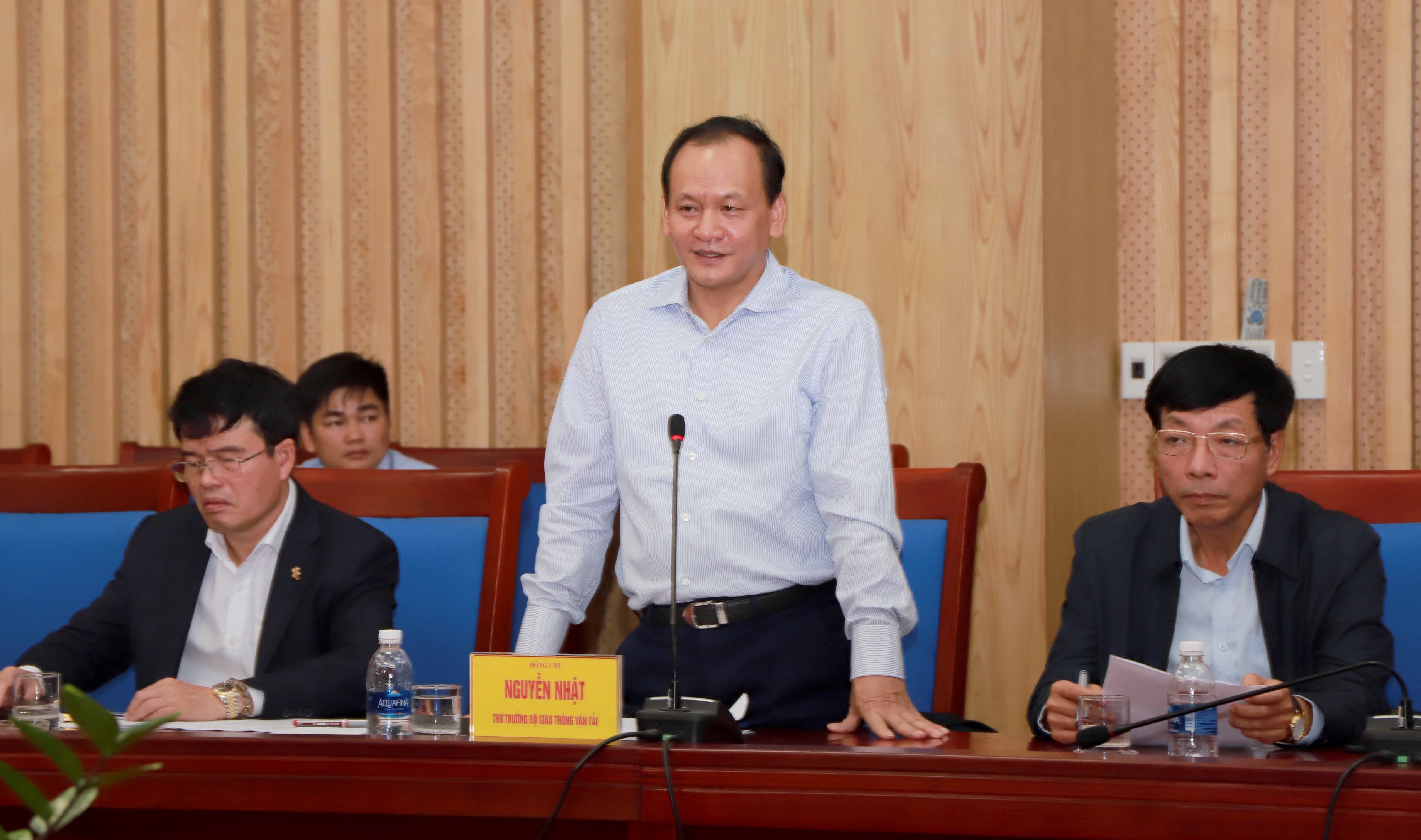 Thứ trưởng Bộ GTVT Nguyễn Nhật phát biểu tại cuộc làm việc. Ảnh: Thành Duy