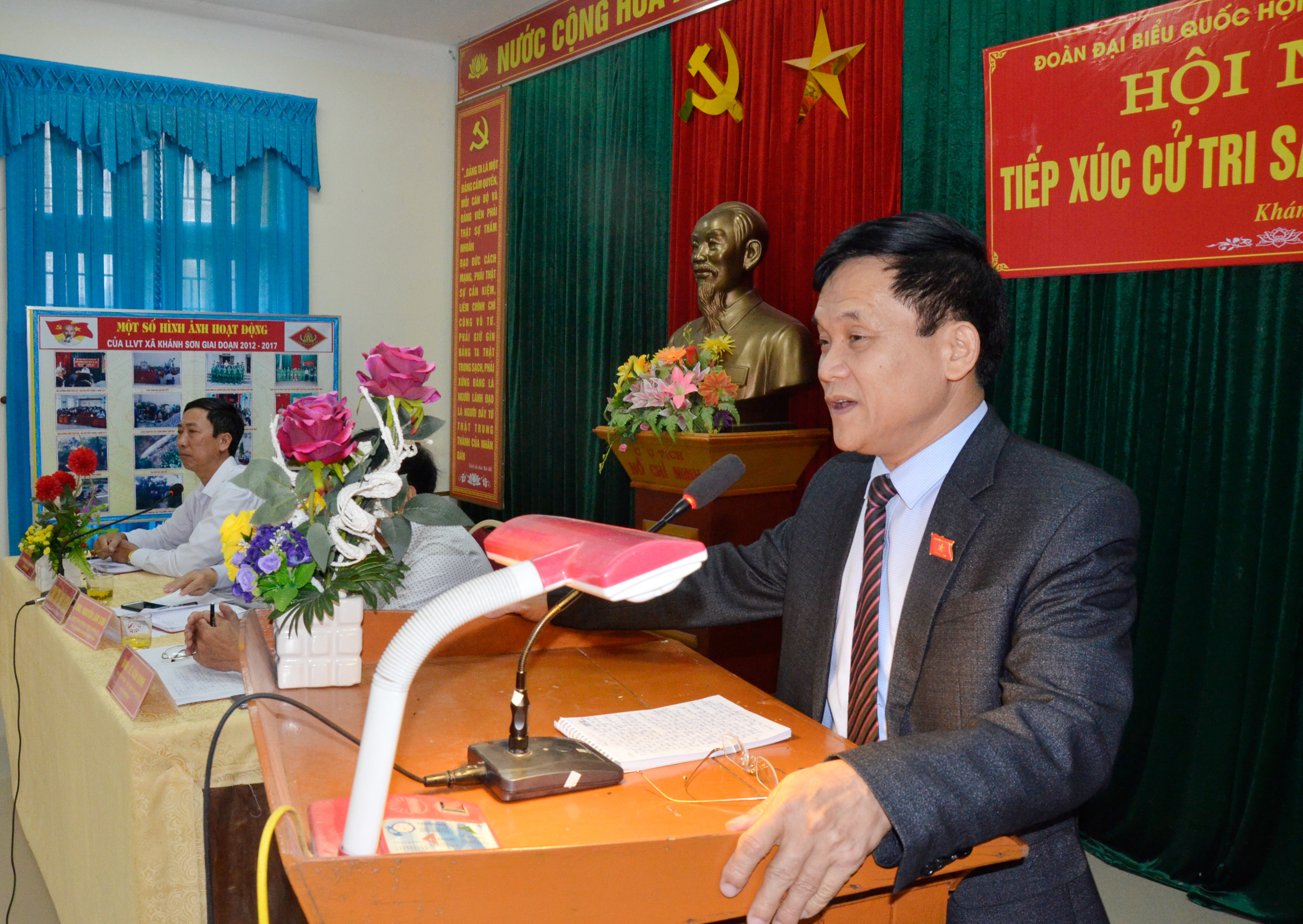 Phó Trưởng Đoàn ĐBQH tỉnh Trần Văn Mão tiếp thu, trả lời kiến nghị của cử tri. Ảnh: Thanh Lê