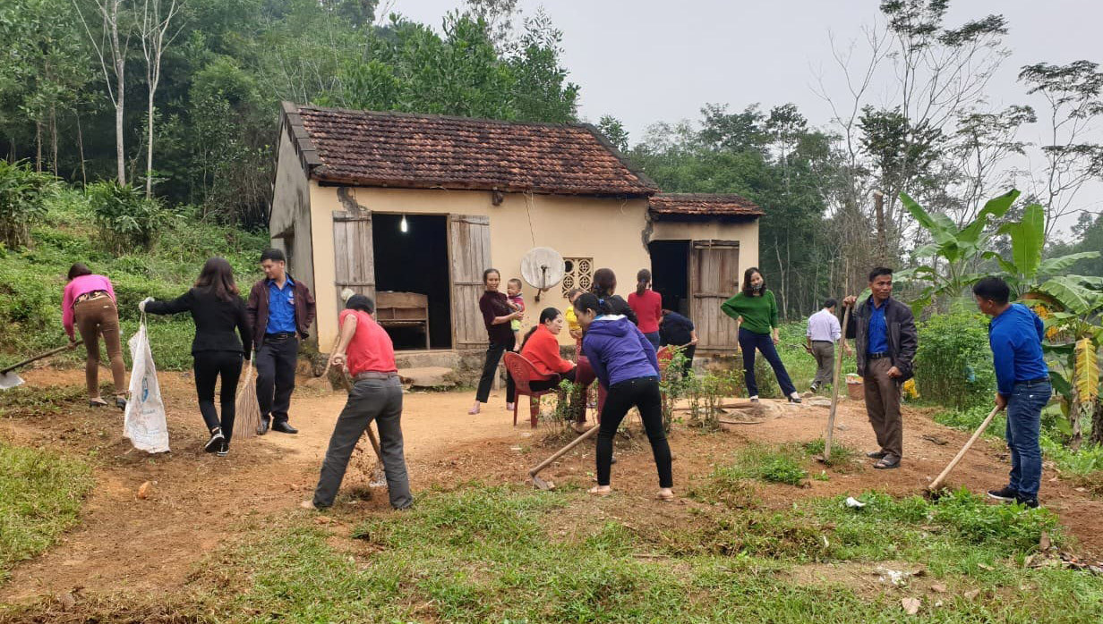 Các thầy cô giáo Trường Tiểu học xã Kỳ Sơn và các đoàn viên thanh niên trong xã giúp đỡ em Tuấn