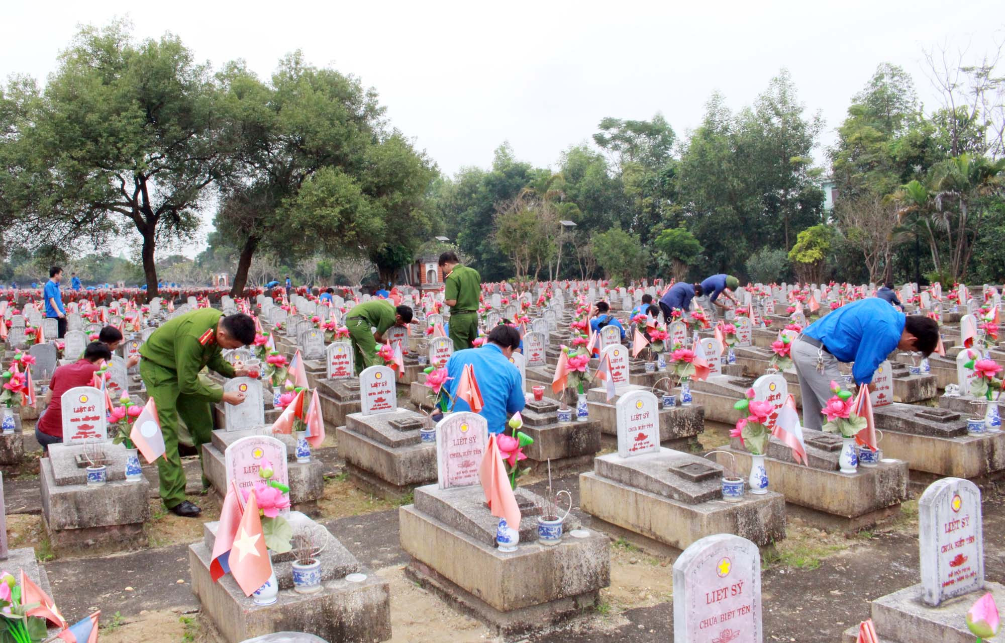 Sáng 01/12, hơn 700 CCB và đoàn viên - thanh niên trên địa bàn huyện Anh Sơn tham gia sơn sửa bia mộ tại
