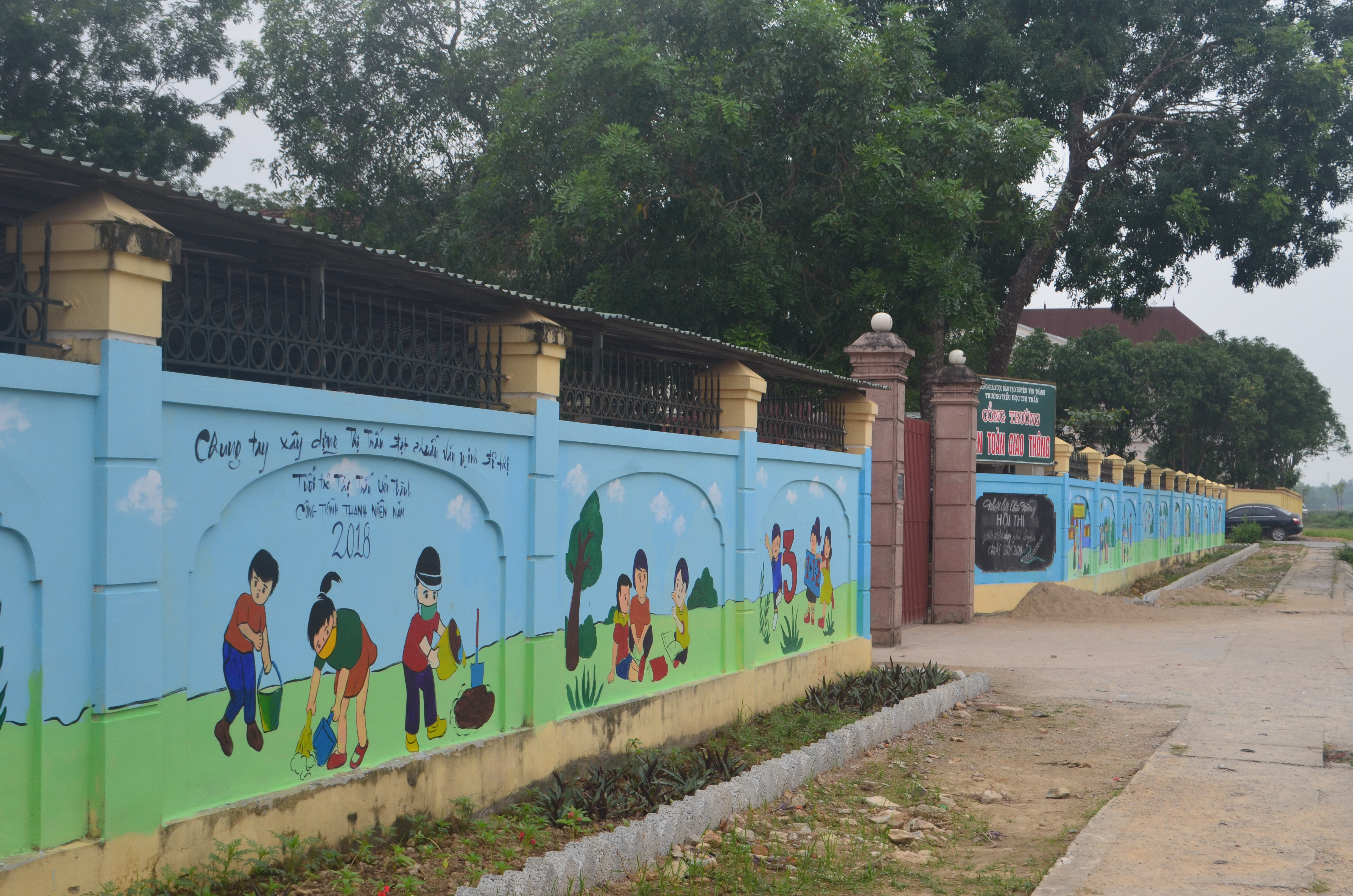 Bức tường rào bao quanh trường Tiểu học thị trấn Yên Thành dài hơn 300m được tô thắm bằng những bức vẽ sinh động, ý nghĩa.